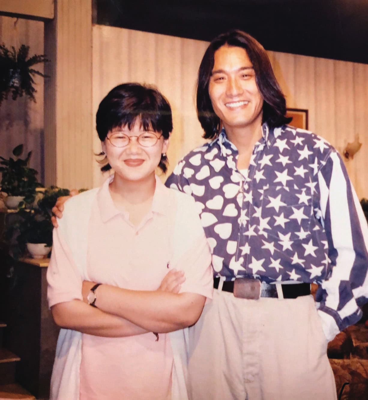 富富（左）是許多藝人的化妝師，圖為1990年代香港演員梁家輝（右）來台灣錄《玫瑰之夜》，她替梁家輝化妝後合影。（富富提供）