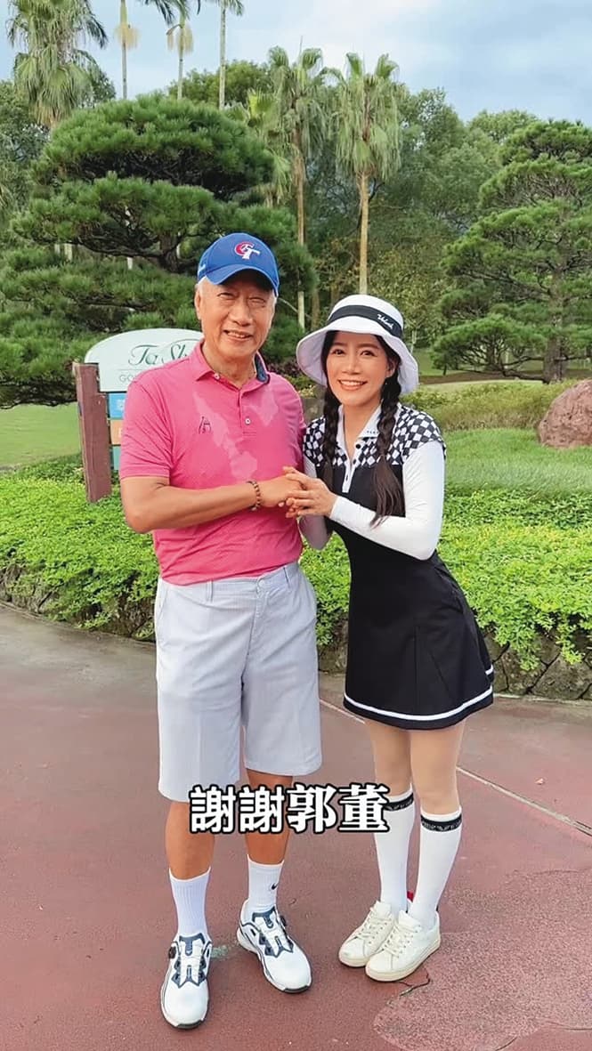 郭台銘（左）在球場遇到粉絲要求合照幾乎來者不拒。右為前中信兄弟啦啦隊的人氣成員廖小安。（翻攝自廖小安IG）
