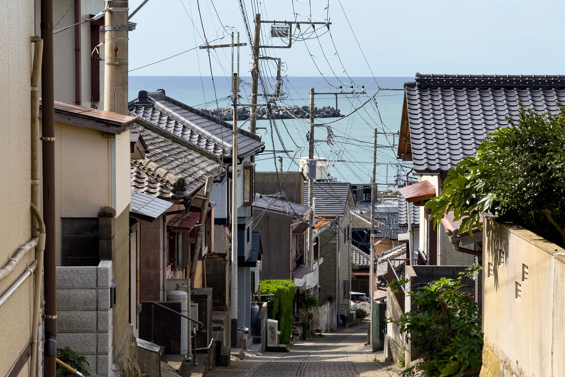 從外川站下車，走訪充滿漁村風情的海邊街道，感受時光凍結的靜謐氛圍。