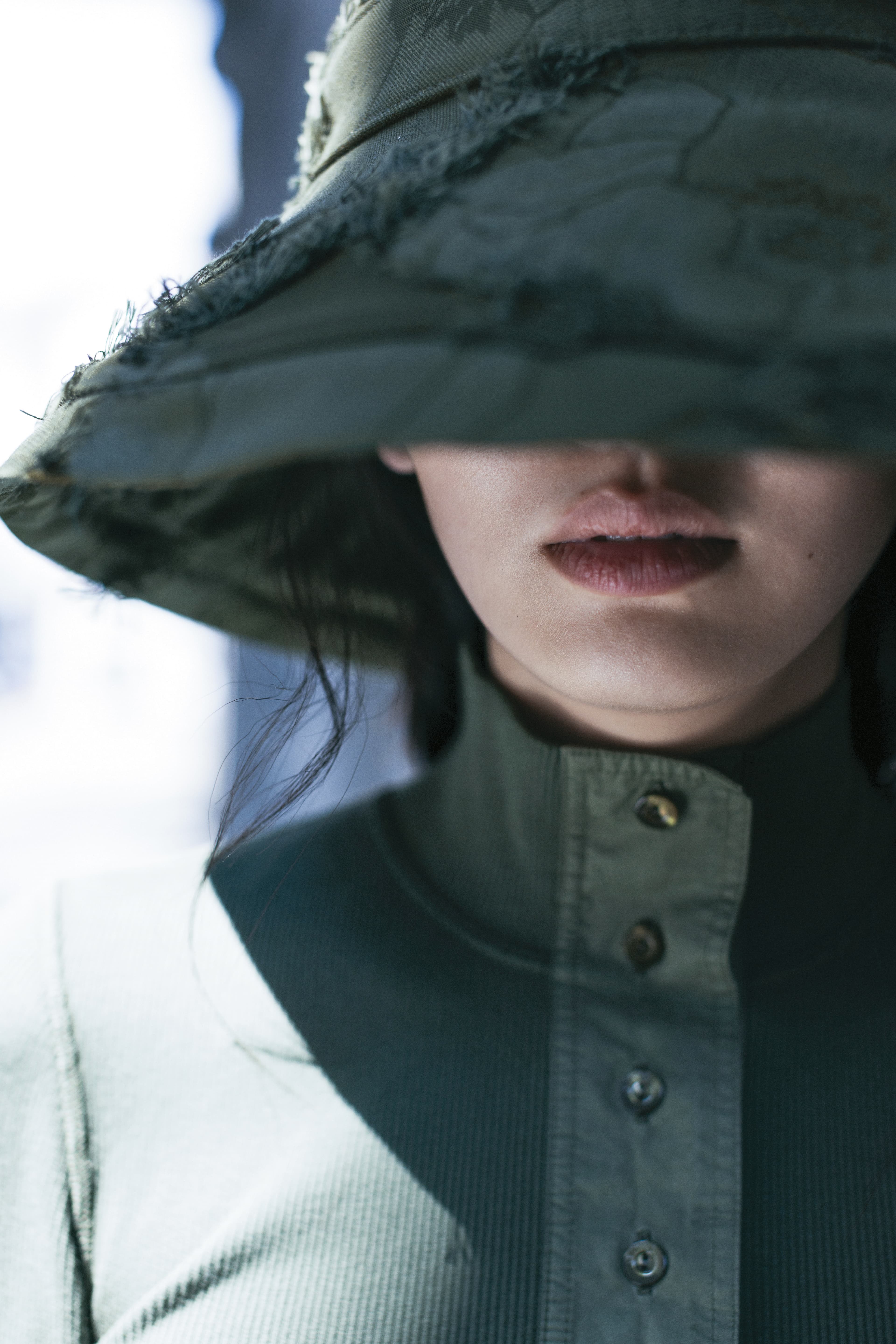 綠色針織上衣 價格未定 綠色寬簷帽 價格未定 all by Gucci。