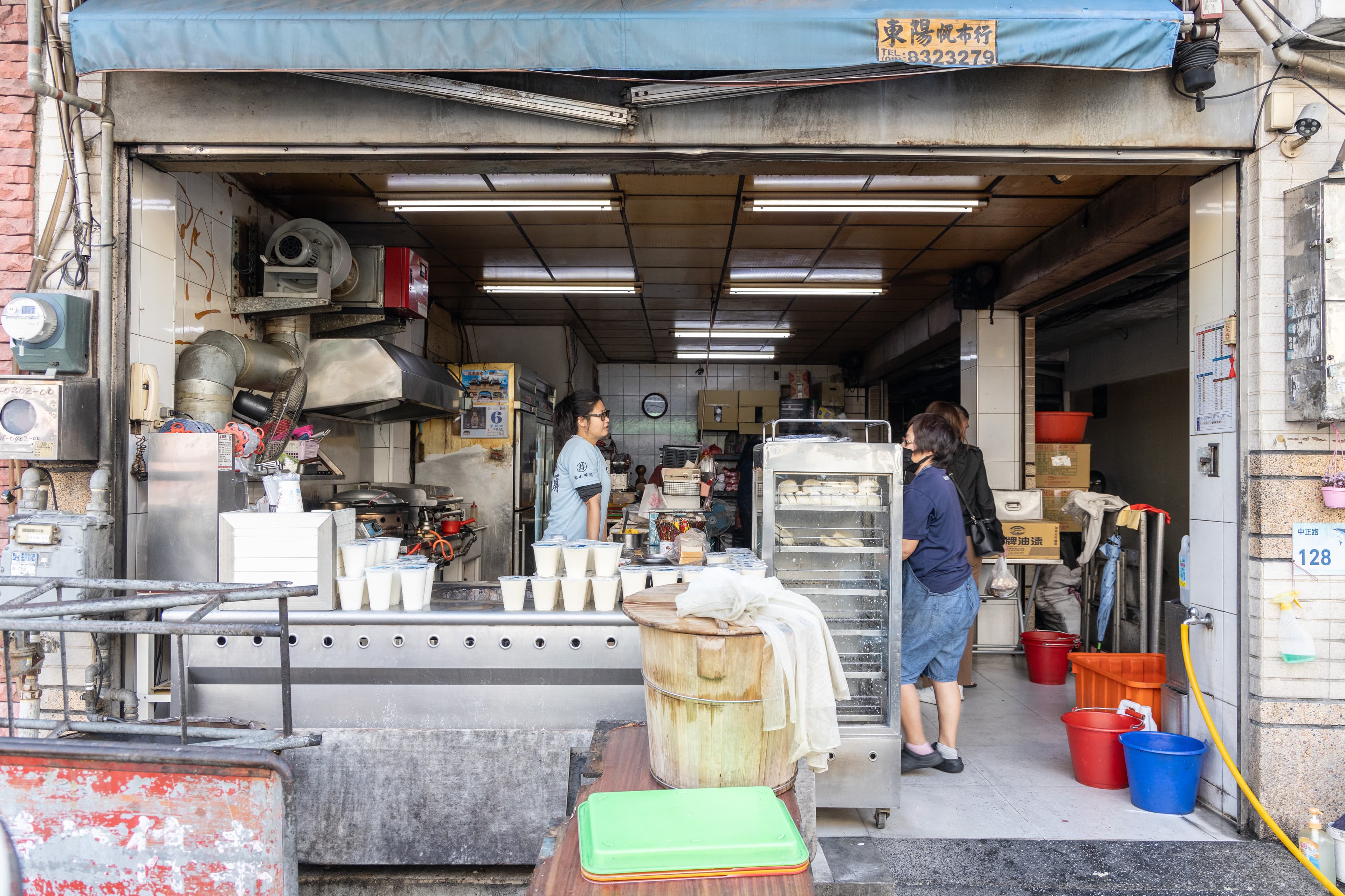 父親做饅頭40多年，搬遷至此店面開業已有30逾年，店內目前由第二代兄弟李展潤與李禎祥共同經營。