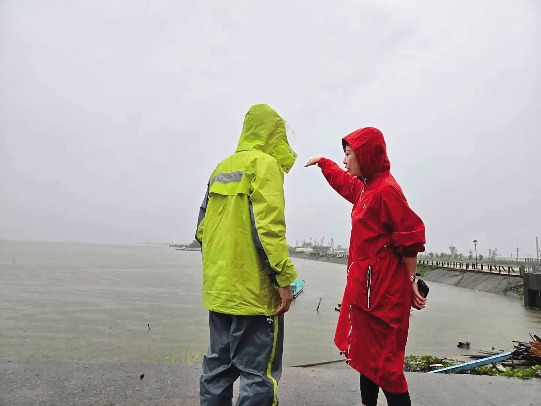 台南日前豪雨，陳亭妃（右）上月26日一早就出門勘災。（翻攝陳亭妃臉書）