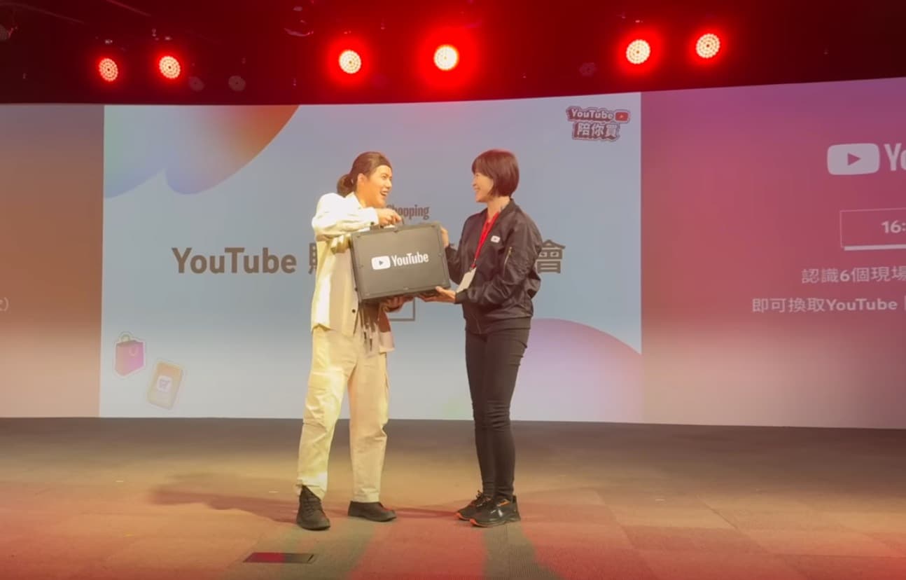 台灣第一位「千萬YTR」奇軒獲得Youtube官方頒發的「鑽石獎牌」。（翻攝自奇軒Youtube）
