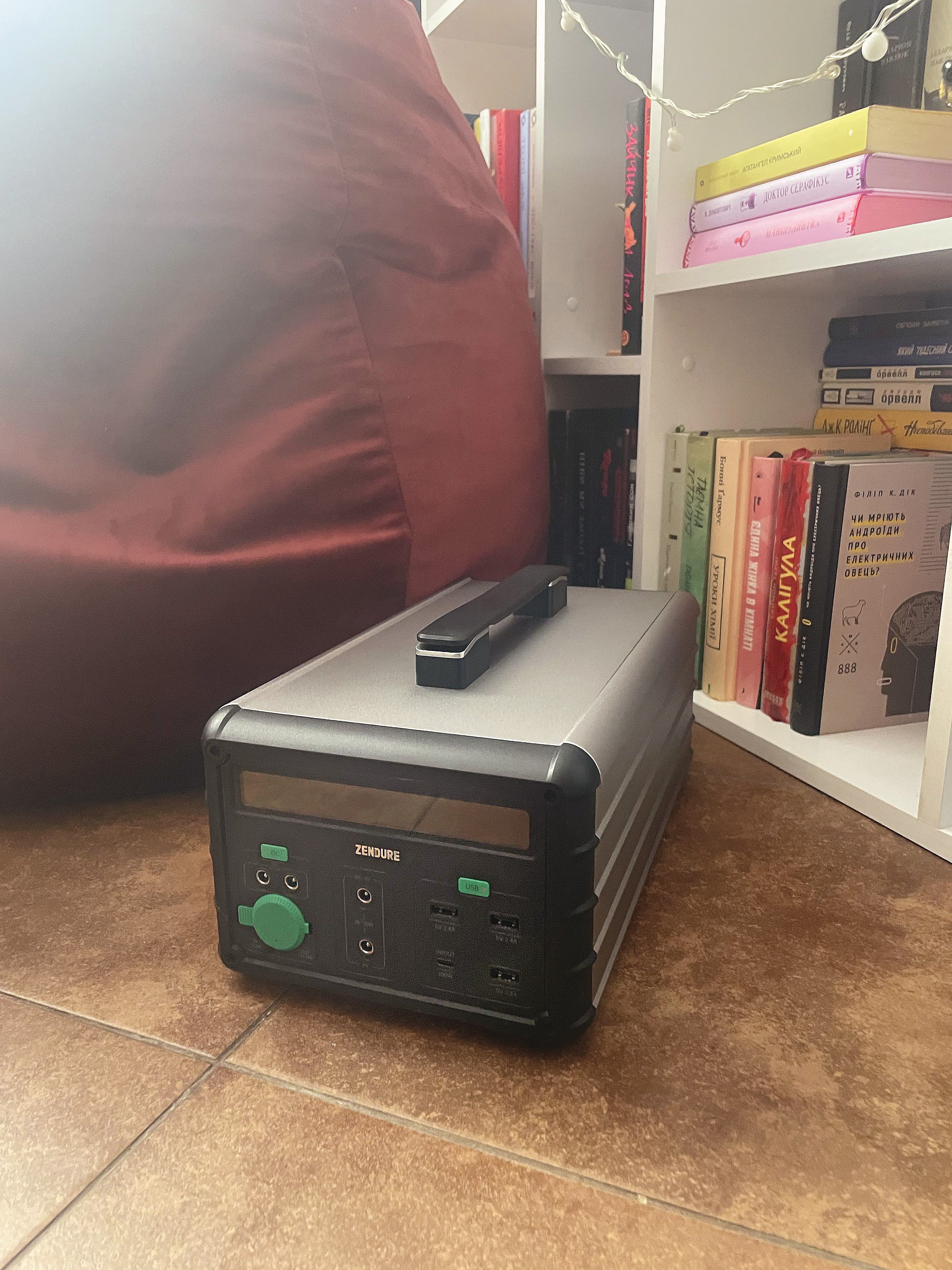 Viktoriia Vyshnivska平日準備多款行動電源，圖為她常備的其中一款，重達8公斤，確保烏克蘭被轟炸時，手機、電腦可隨時充電，讓她維持工作。（Viktoriia提供）