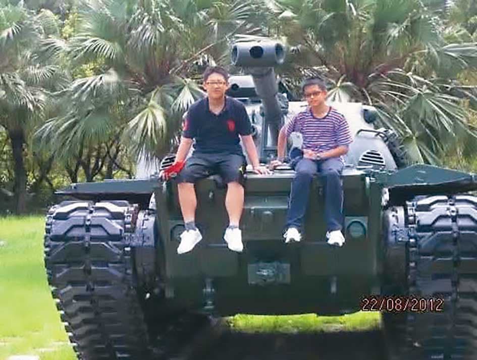 溫約瑟（右）與馮艾立（左）自小是軍事迷。（溫約瑟提供）