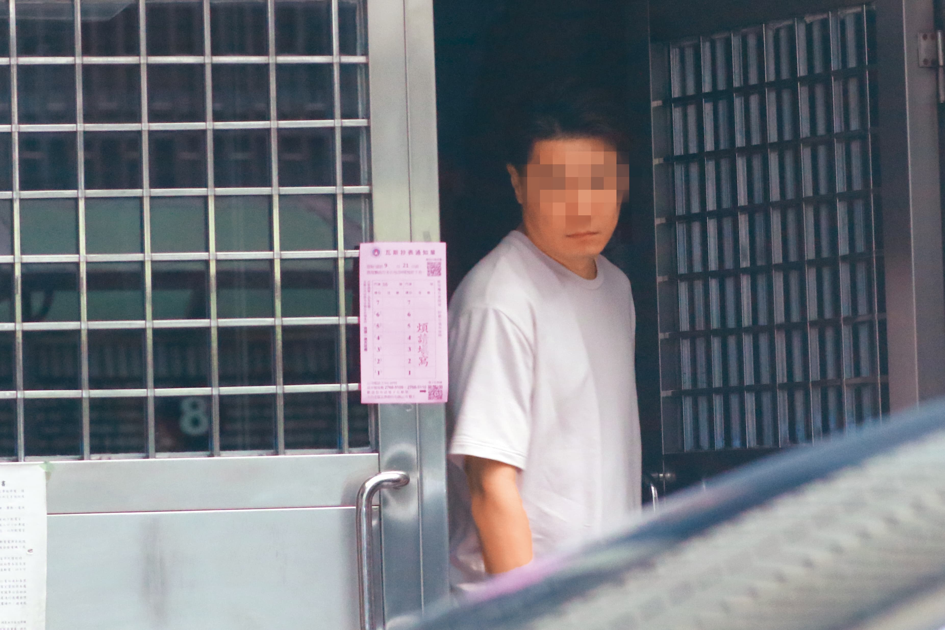 9月21日15點22分，因為擔心座駕影響交通，男友把行李扛進張家後不敢久待，趕緊出門移車。