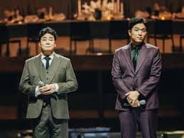安成宰主廚（右）與白種元（左）在Netflix《黑白大廚：料理階級大戰》節目中現身。（翻攝自Netflix）