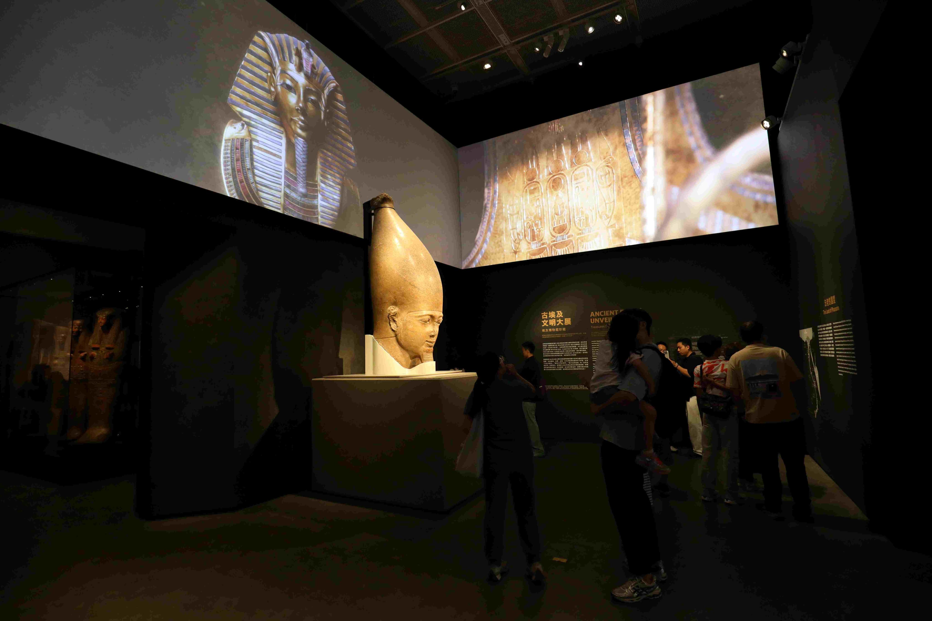 展覽入口處展示著法老辛努塞爾特一世巨像頭部，原本的巨像有10公尺高。