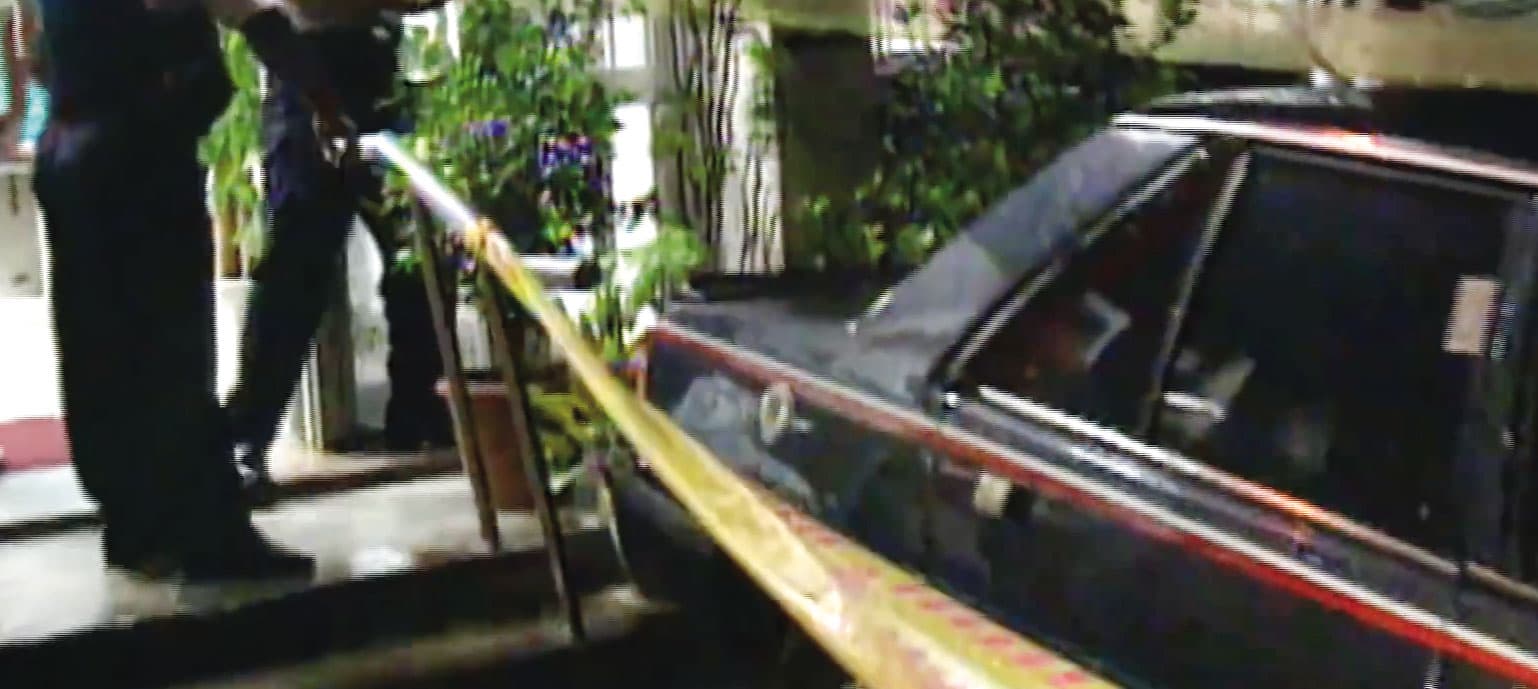 警方搜索張玉庭的轎車，在車上發現部分證物。（翻攝東森新聞）