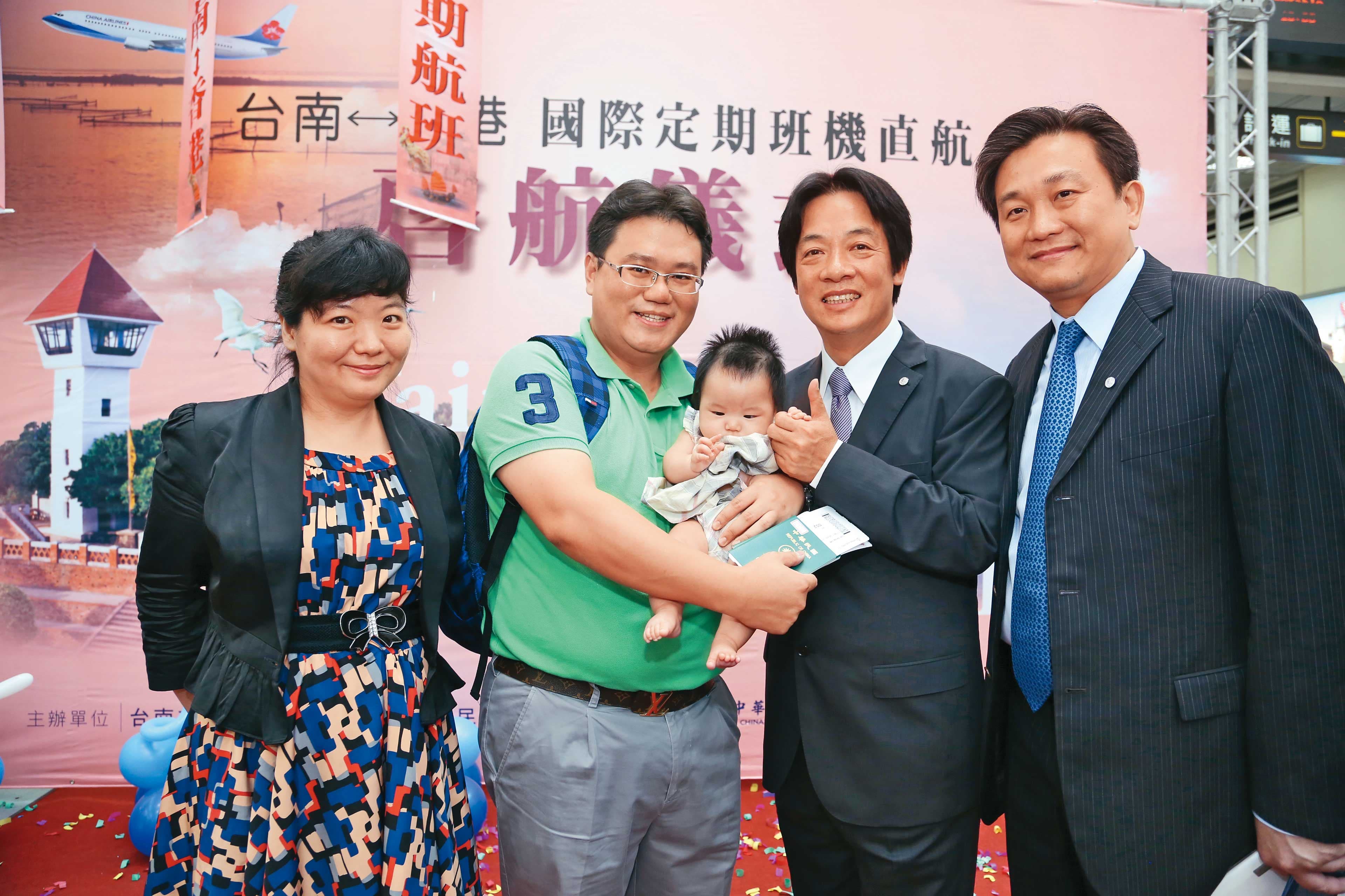 2013年，時任台南市長的賴清德（右2）曾率團訪問香港，王定宇（右1）是隨團成員。（翻攝台南市政府官網）