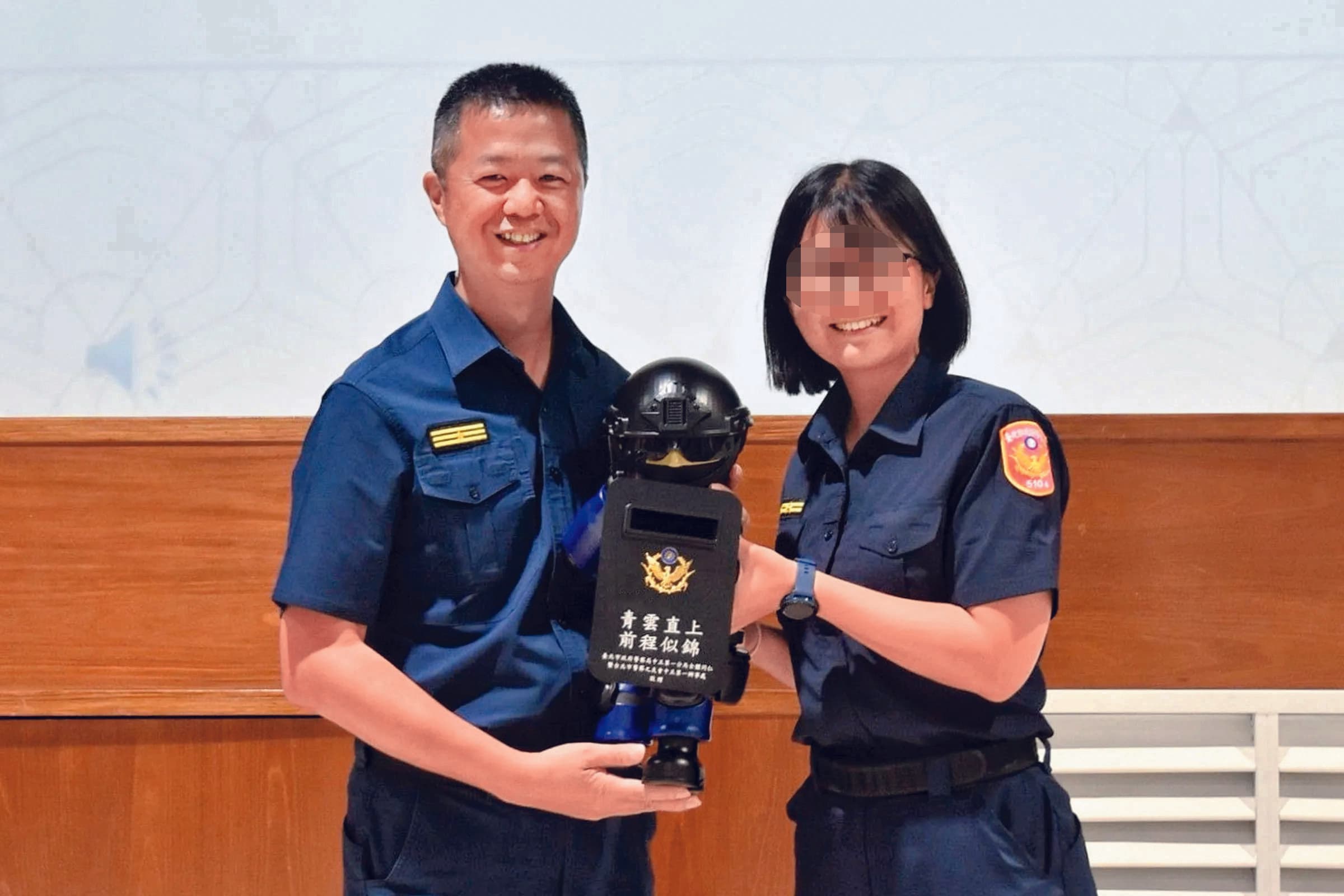 負責正、副元首維安工作的台北市中正一分局女警陳芊雯產後大出血過世，總統賴清德親赴靈堂上香。