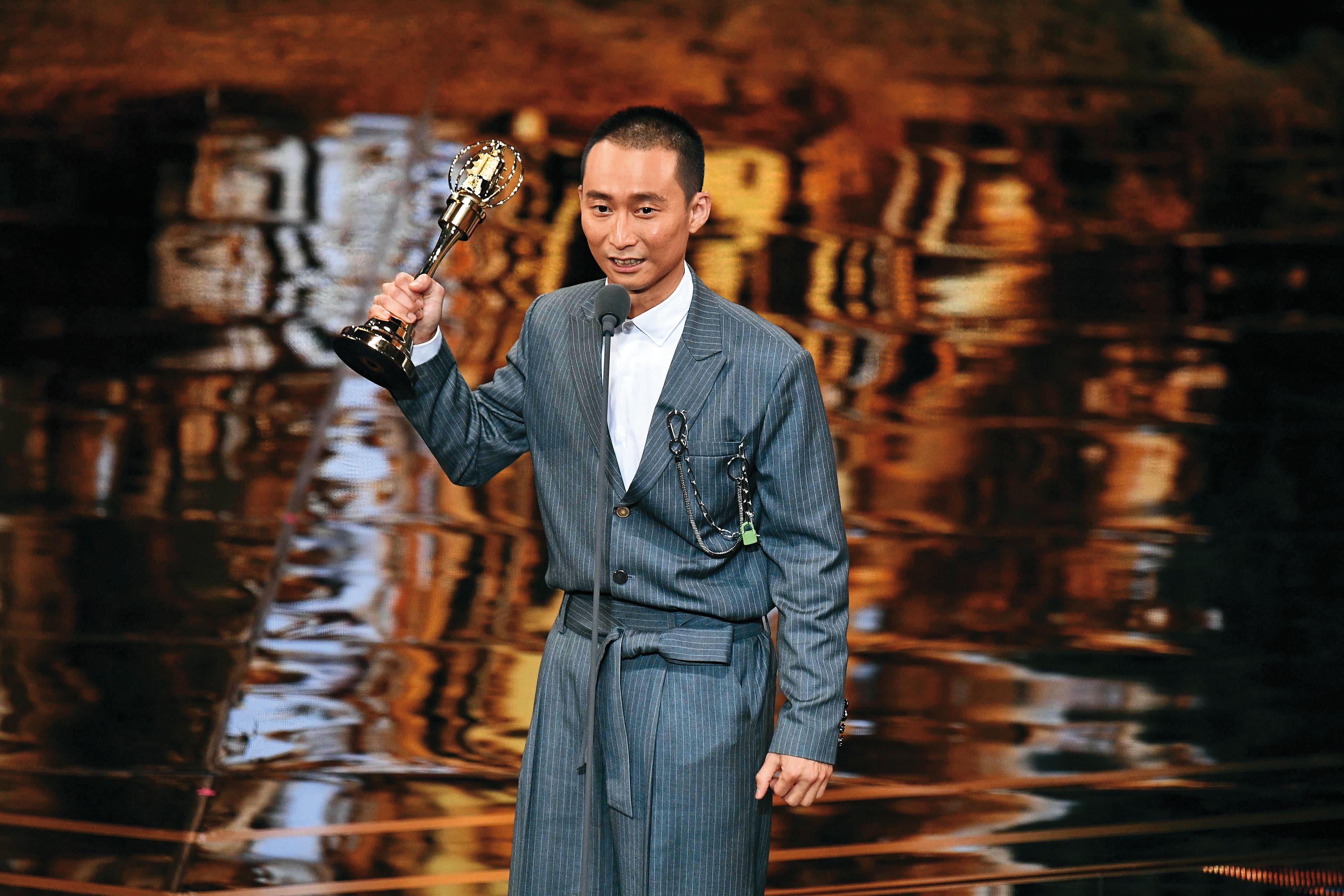 浩子入行20年，日前拿下金鐘獎主持人獎上台領獎。（三立電視提供）