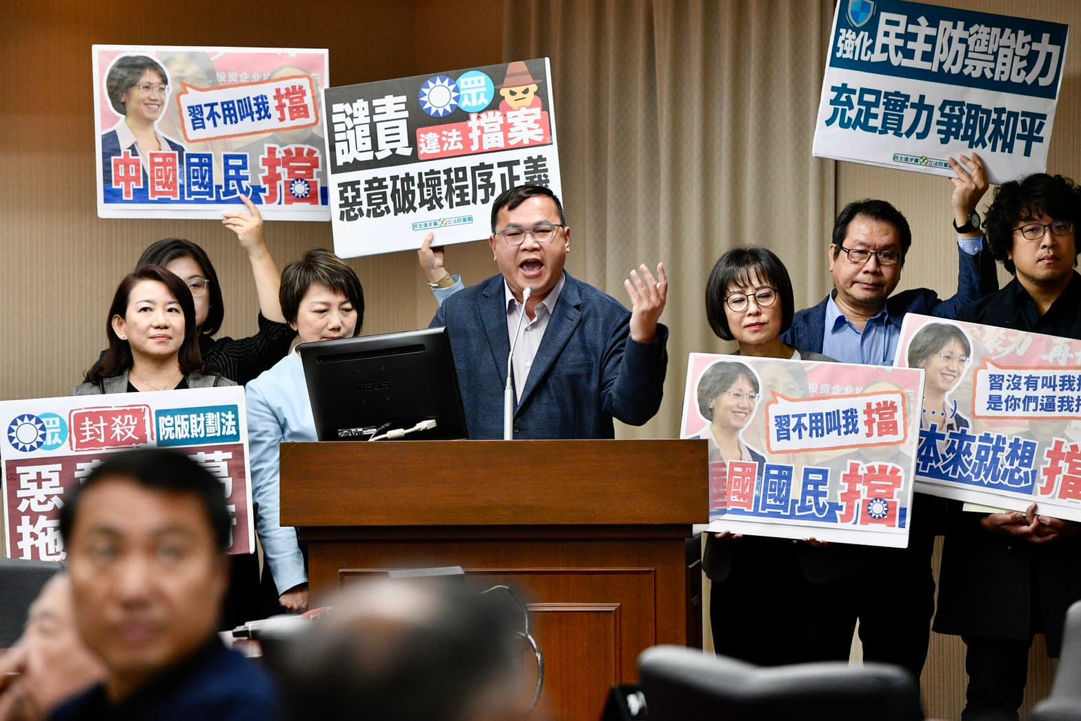 綠委在程序委員會上舉牌抗議。（鏡報李智為）