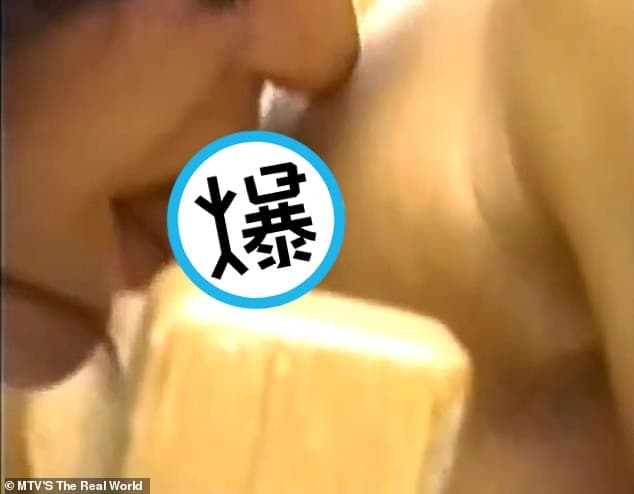 節目中達菲被一名女參加者舔乳頭。（翻自《每日郵報》）