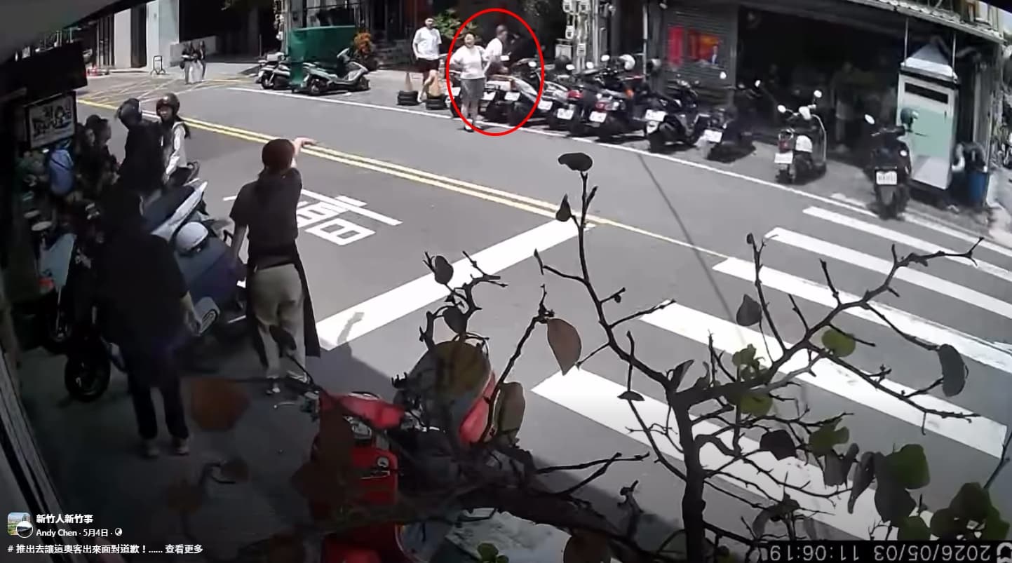老闆娘追出店外要求該對夫婦回來道歉。（翻攝自臉書「新竹人新竹事」）