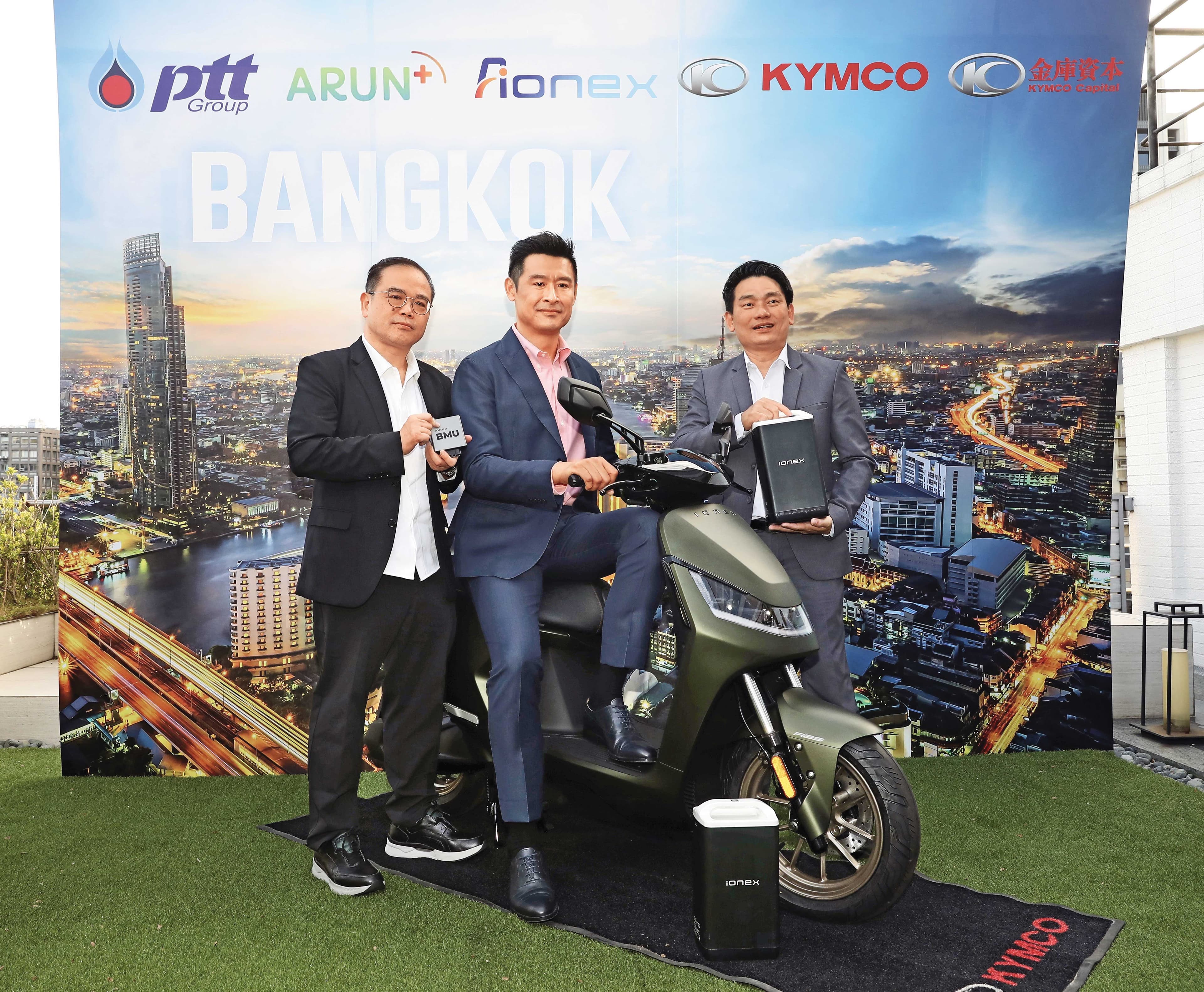 柯勝峯（中）董座任內強攻電動機車，海外合作成績遭質疑。