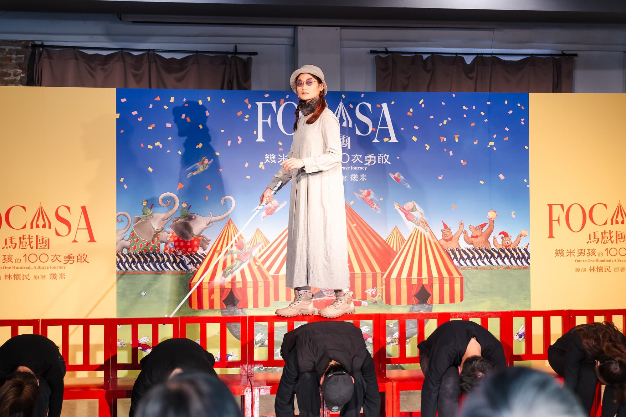 張霈淳在椅背上展現平衡特技，演繹幾米繪本《地下鐵》中的盲女。（FOCASA提供）