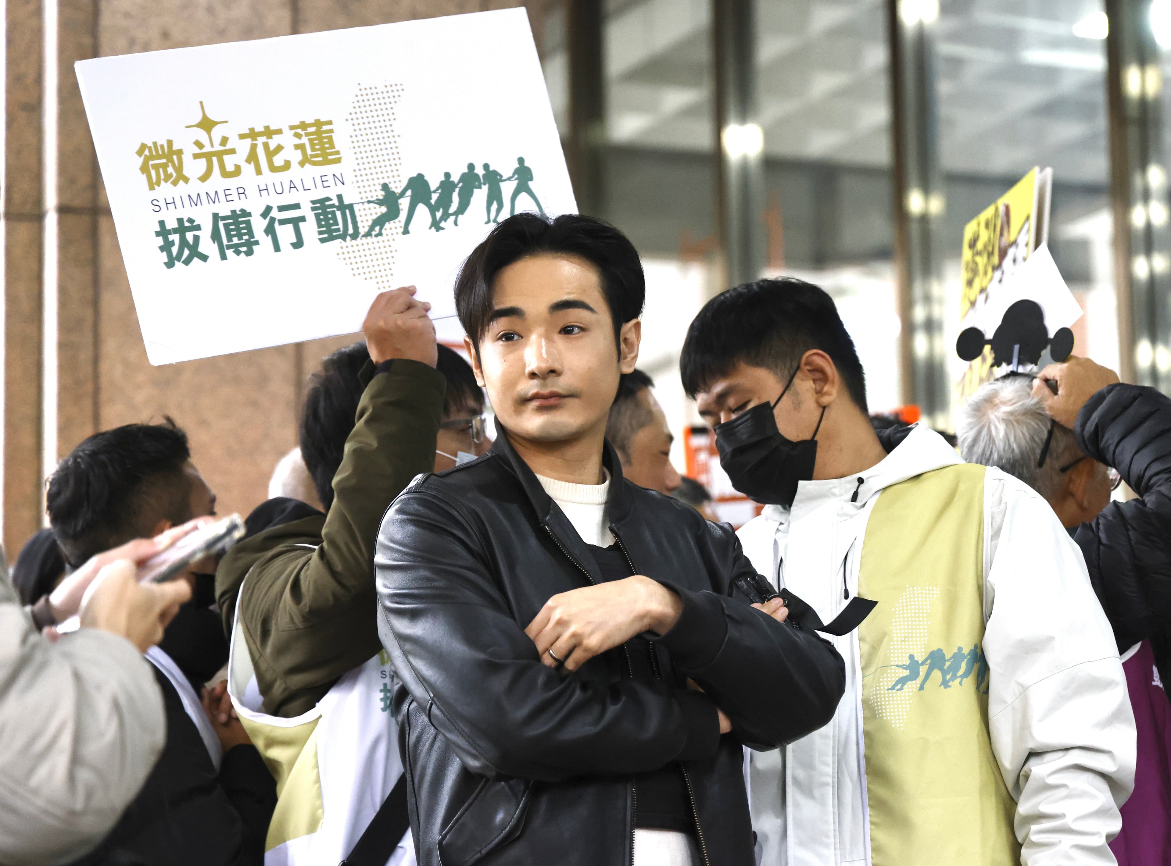 網紅八炯代表花蓮罷免團體，送出傅崐萁的罷免案。