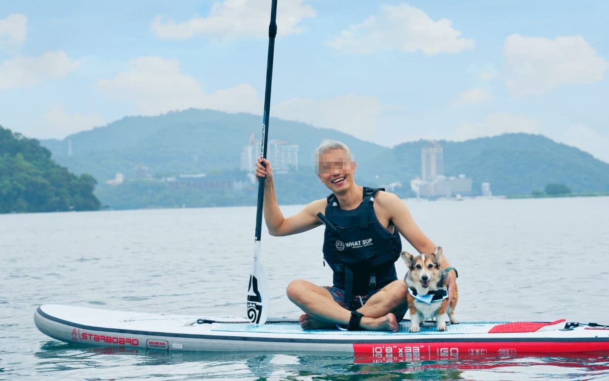詹男榮獲新北市模範飼主，當時還曾說自己會帶狗出國玩，怎料如今態度竟出現如此重大轉變。（翻攝自新北市動保處）