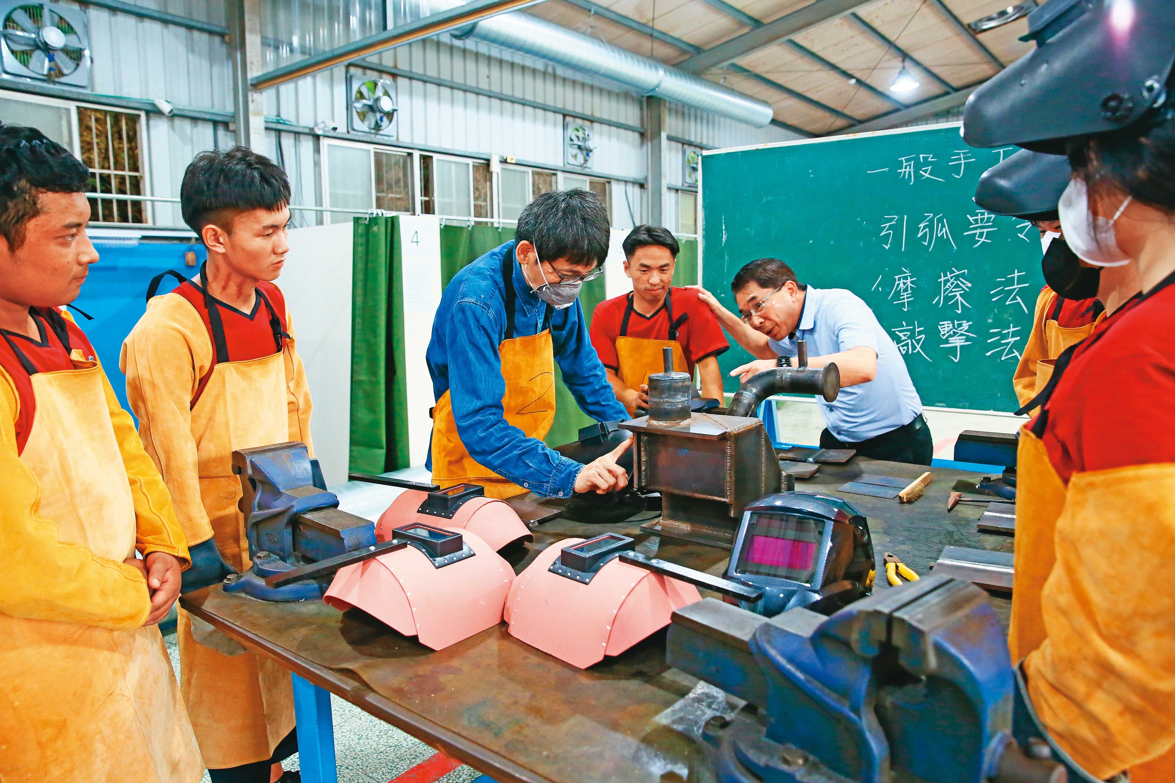 世紀集團透過興辦世紀綠能工商，引進印尼、越南等地技師來台受訓，培養海外設廠種子部隊。