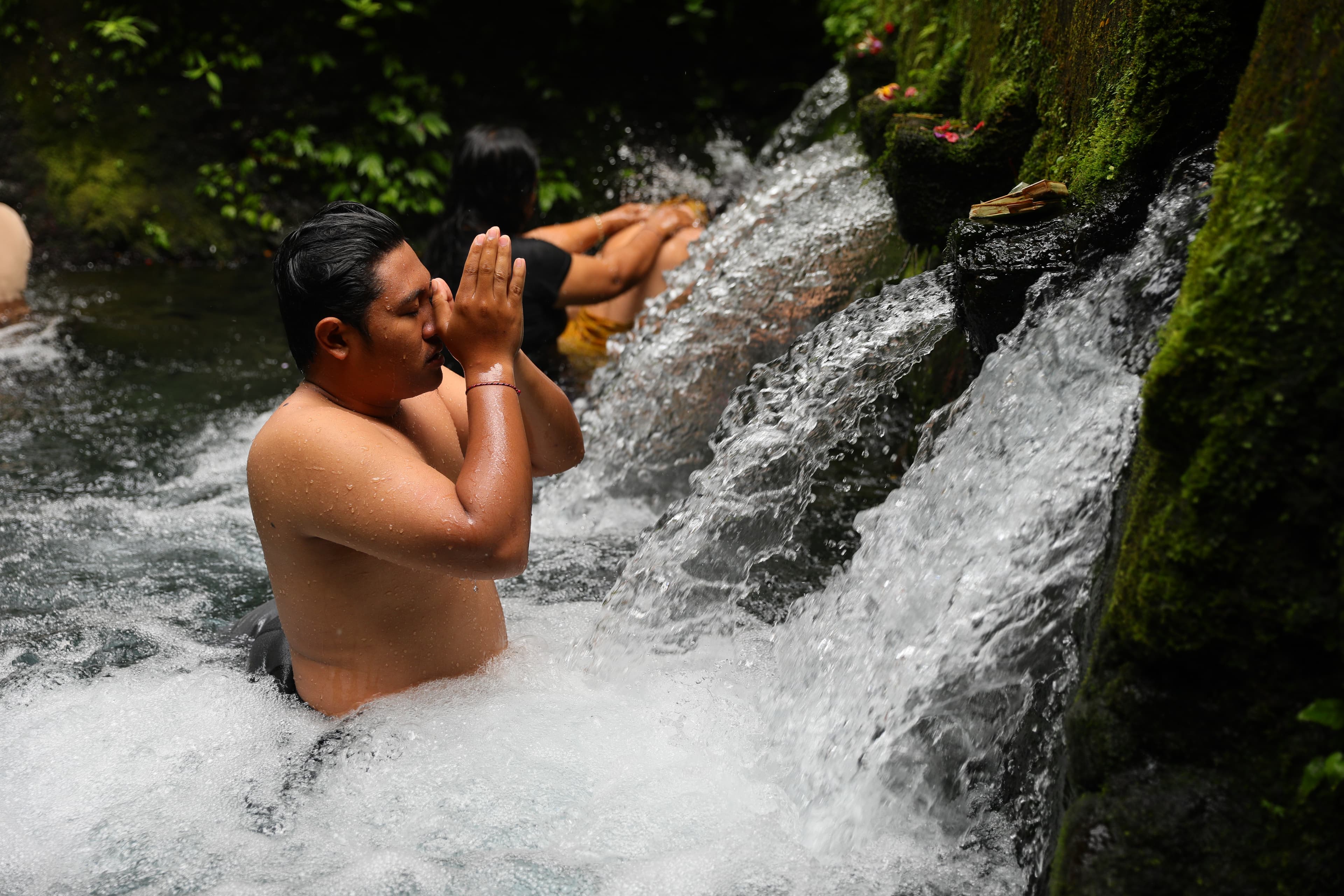 進行儀式前必須先虔心禱告。