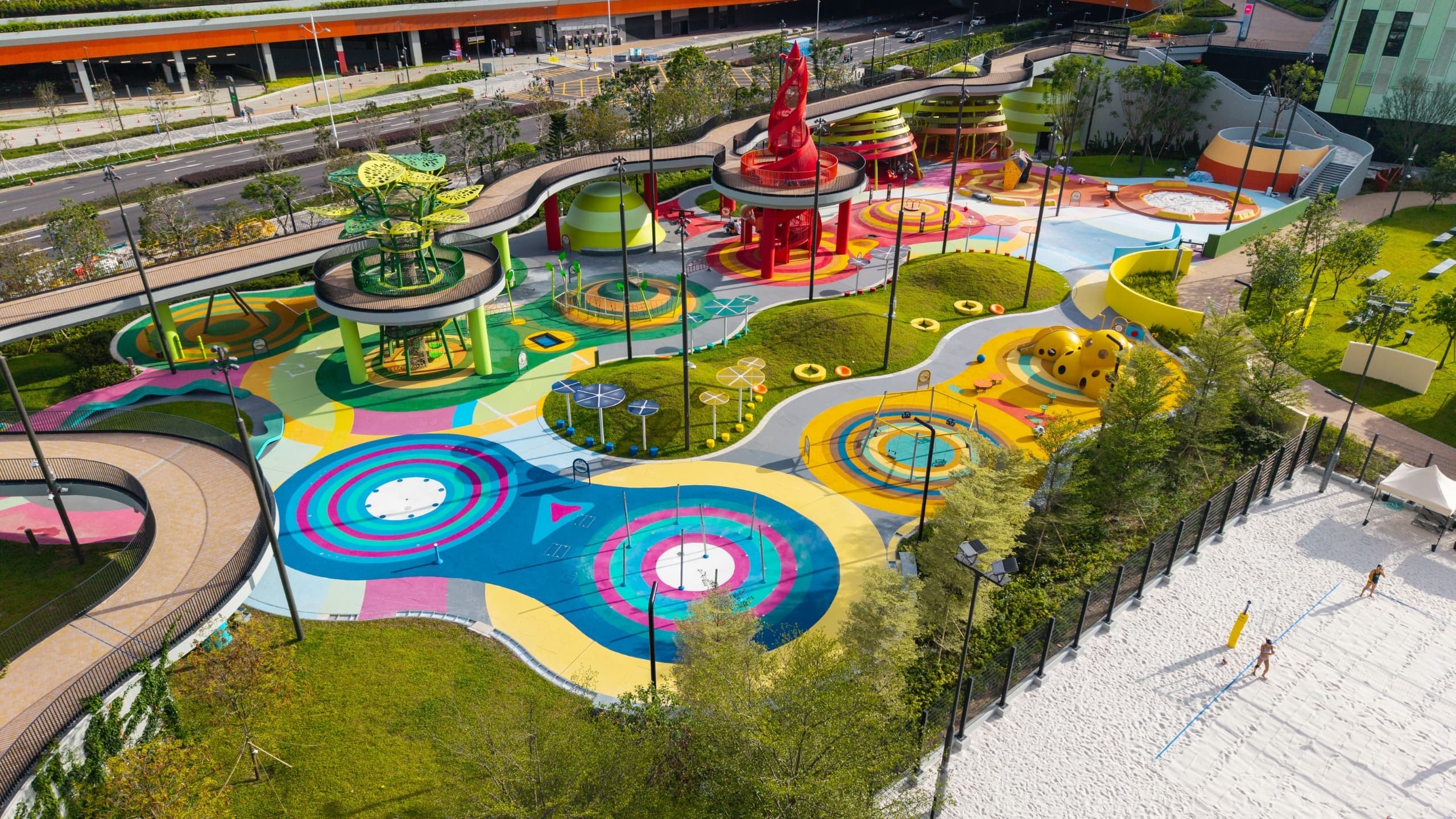 「五行童樂園」是位於香港啟德體育園內的大型免費戶外兒童遊樂場,設計靈感來自宋代鹽田景觀,並將樂園按照五行概念劃分主題區。(五行童樂園提供)