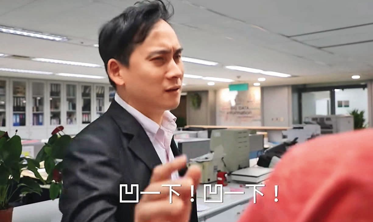 2017年時任新北市政府副發言人的葉元之在勞工局宣導片飾演慣老闆，他在片中壓榨勞工講出「凹一下、凹一下」台詞近日在網路瘋傳。（翻攝新北市勞工局宣導片）