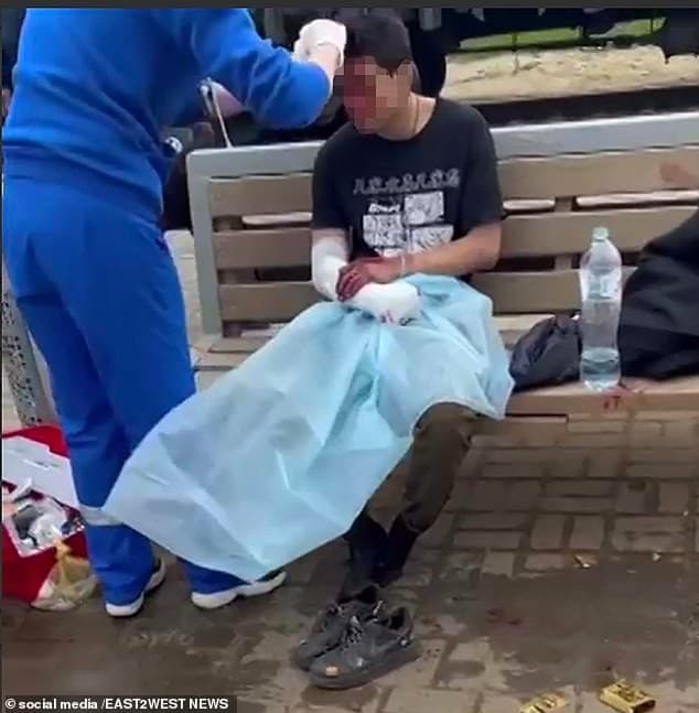 急救隊為少年進行初步治療。（翻自《每日郵報》）