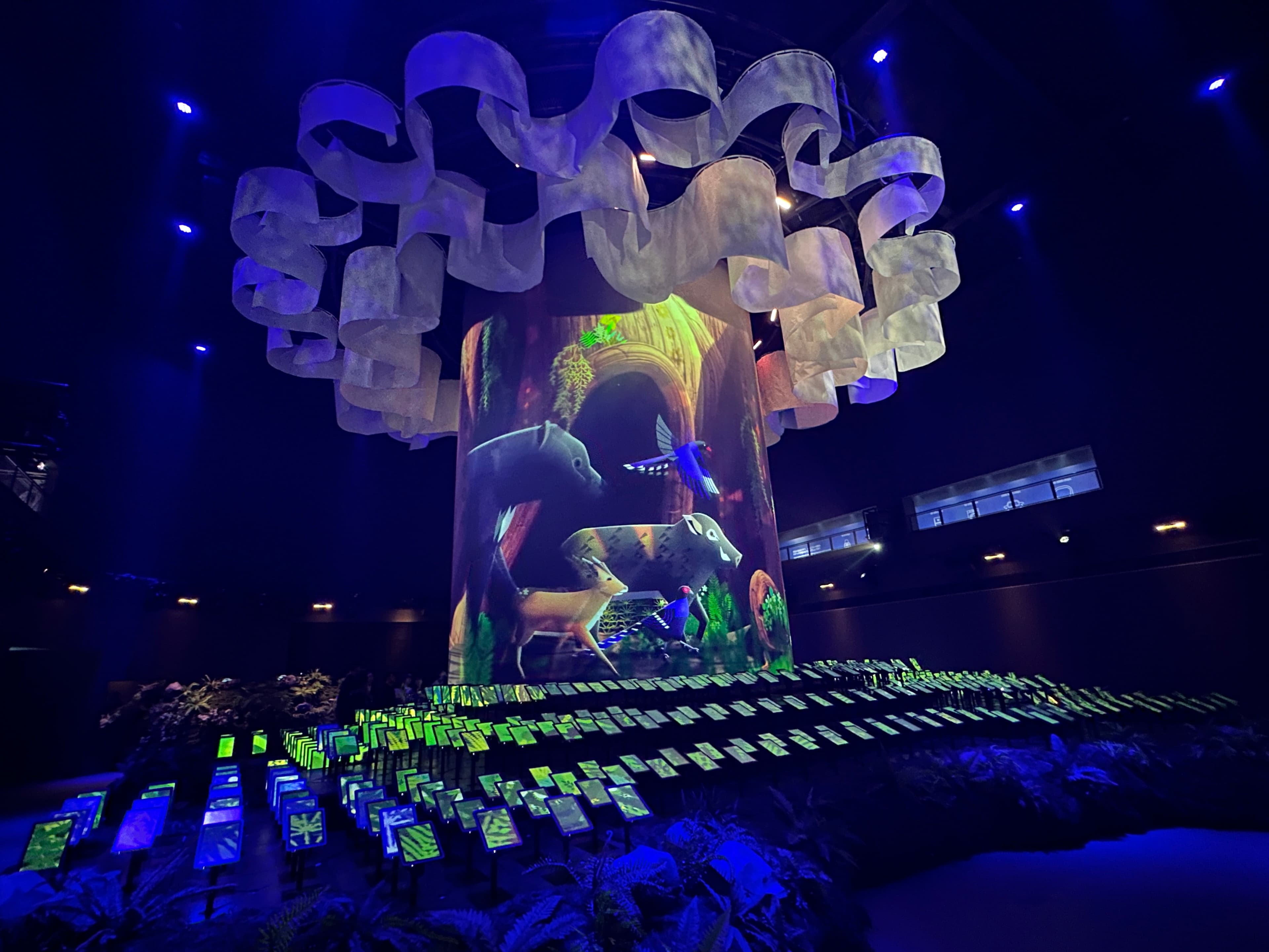 TECH WORLD館的生命劇場以560台互動裝置、巨型投影與燈光音效，打造出關於台灣生物多樣性的沉浸式體驗，榮獲世界博覽會奧林匹克評選最佳展示獎銅牌。