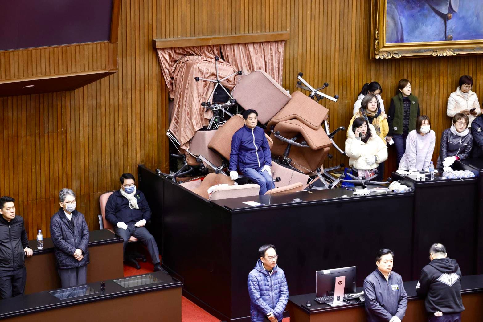 綠委為了防止藍營強行修法，深夜衝入議場封鎖大門。