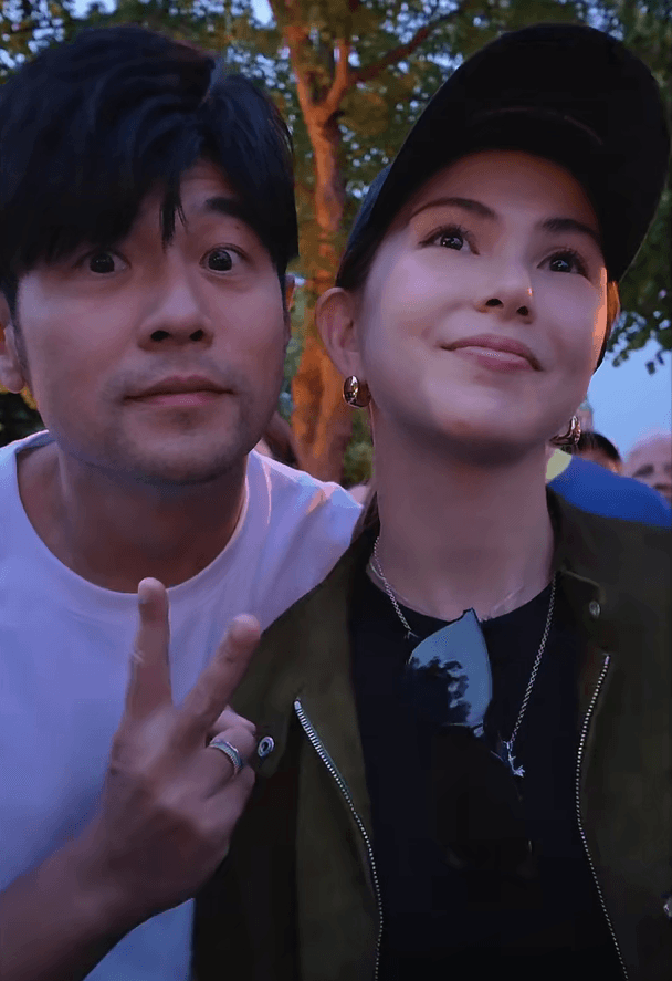 周杰倫陪昆凌在人群中看表演，難得體驗站在台下聽演唱會的感覺。（翻攝昆凌小紅書）