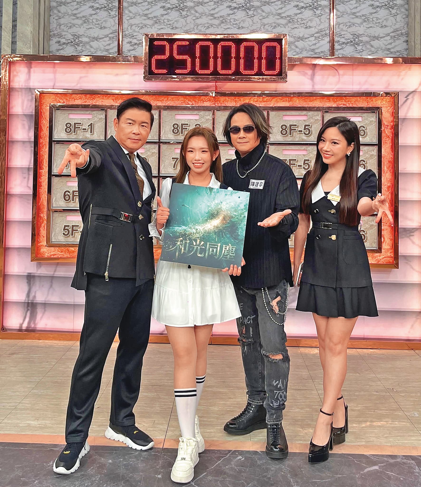 大馬新人劉恩君（左二）推出個人首支單曲〈和光同塵〉，還是大學生的她，特別來台宣傳。左起為曾國城、陳建寧與蔡尚樺。（翻攝自劉恩君IG）