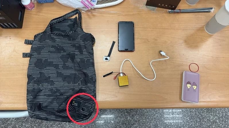 游嫌將手提袋挖洞，涉嫌偷拍。（翻攝畫面）