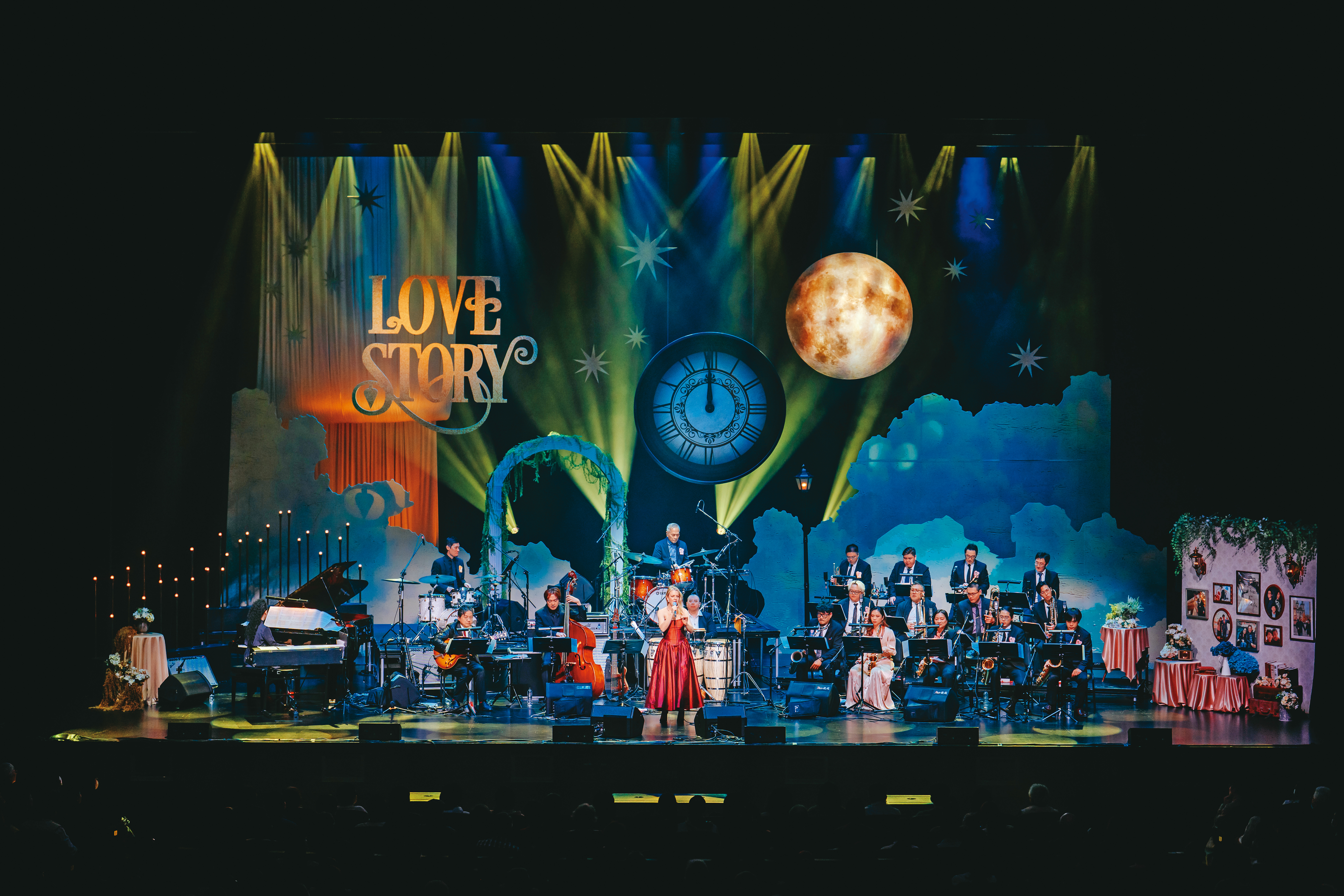 2025年台中國家歌劇院NTT歲末音樂會「Love Story」舞台布景由山峸製作設計操刀。（山峸提供╱李建霖、林峻永攝影）