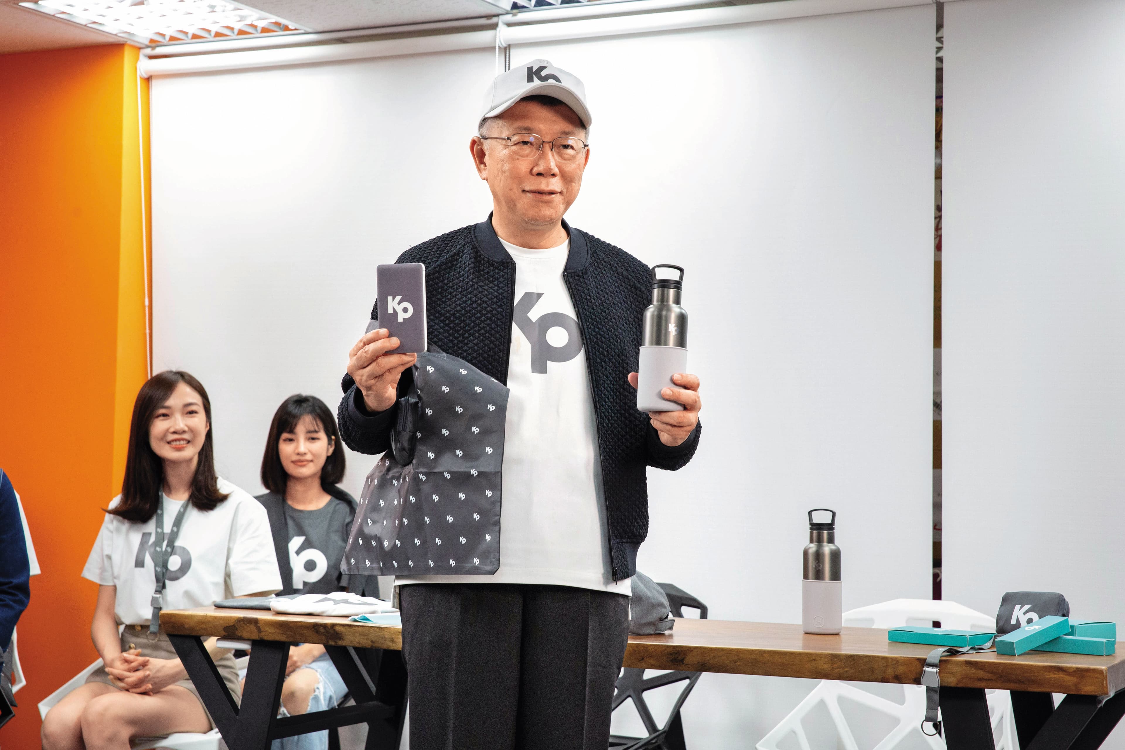 柯文哲（中）透過木可公司賣小物等方式，侵占政治獻金逾6千萬元，遭法院認定背信。