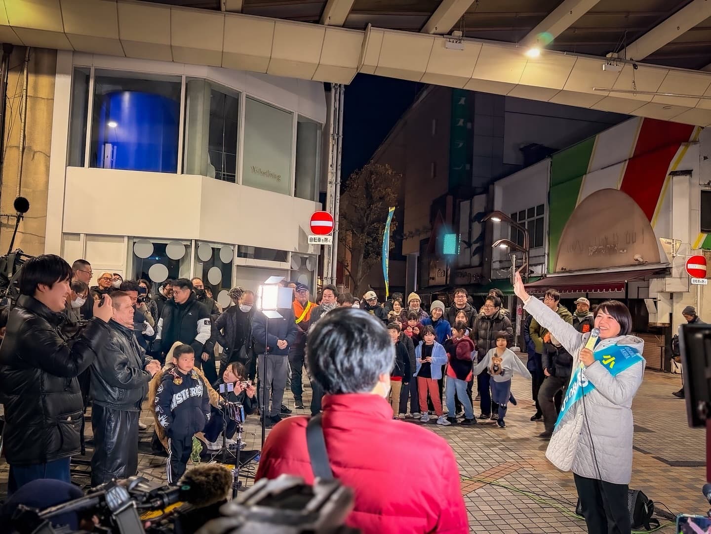 小川晶經歷賓館幽會事件後下台，如今投入市長補選再度當選。（翻攝自小川晶臉書）