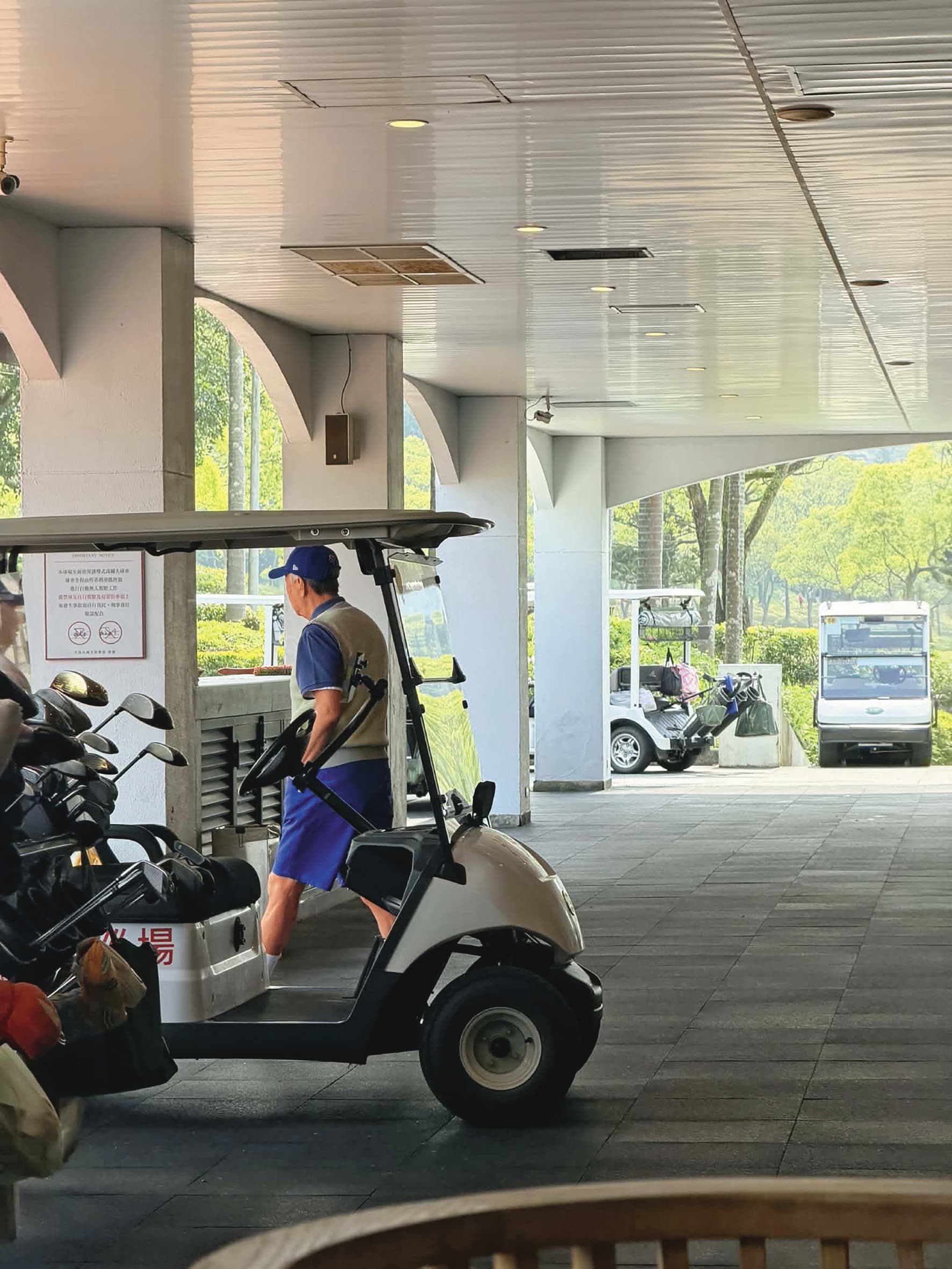 13：05，郭台銘怕被拍到親暱畫面，乾脆捨棄球車走路。