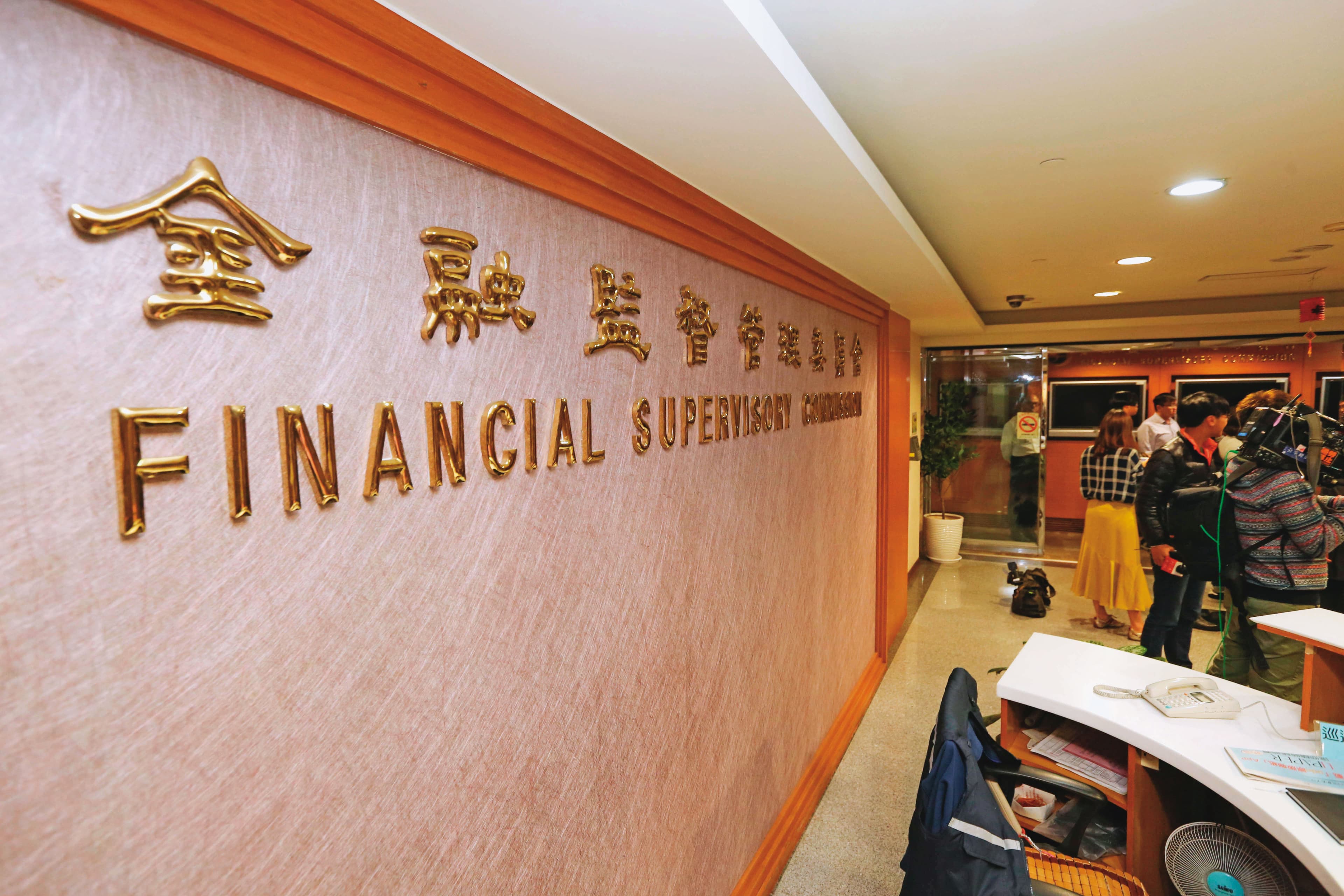 檢調查出金管會稽核人員將金檢報告偷偷翻拍給王貴鋒的祕書，不但罕見發動搜索，並依瀆職罪將該名內鬼起訴。