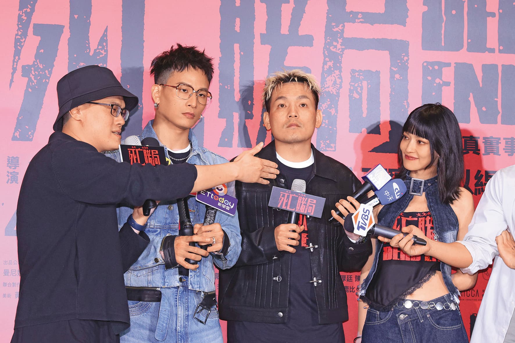 黃奇斌（左二）與春風（右二）都是從歌手跨界演電影，在電影《死亡賭局》有許多情緒激動的對手戲，演技備受矚目。（鏡報提供）