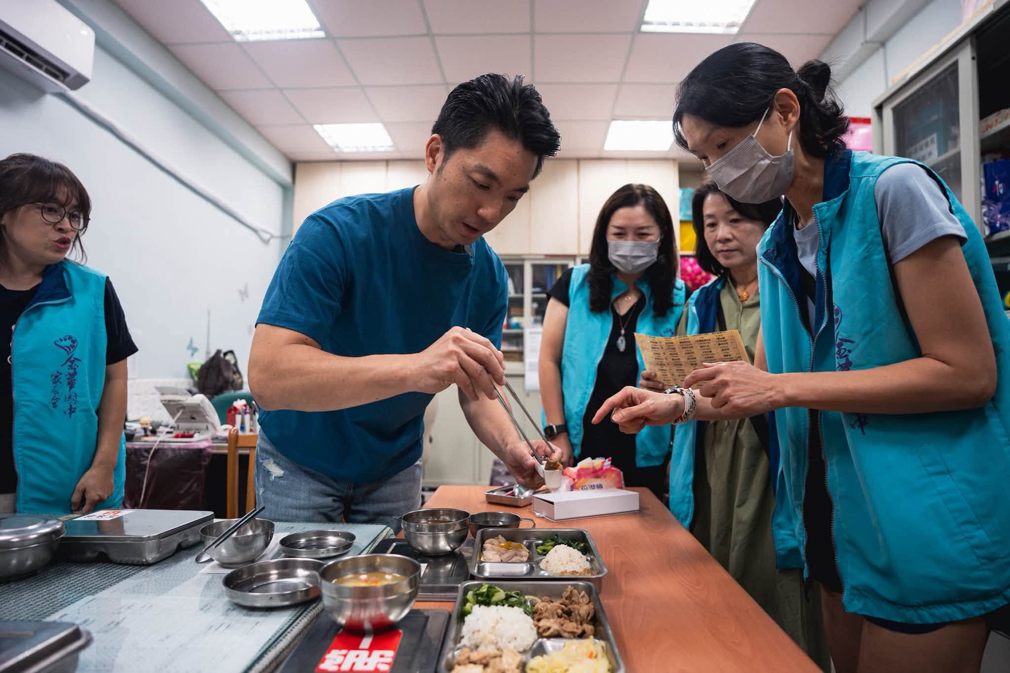 蔣萬安日前赴金華國中視察，並使用電子鹽度計測試午餐鹹度。（翻攝蔣萬安臉書）