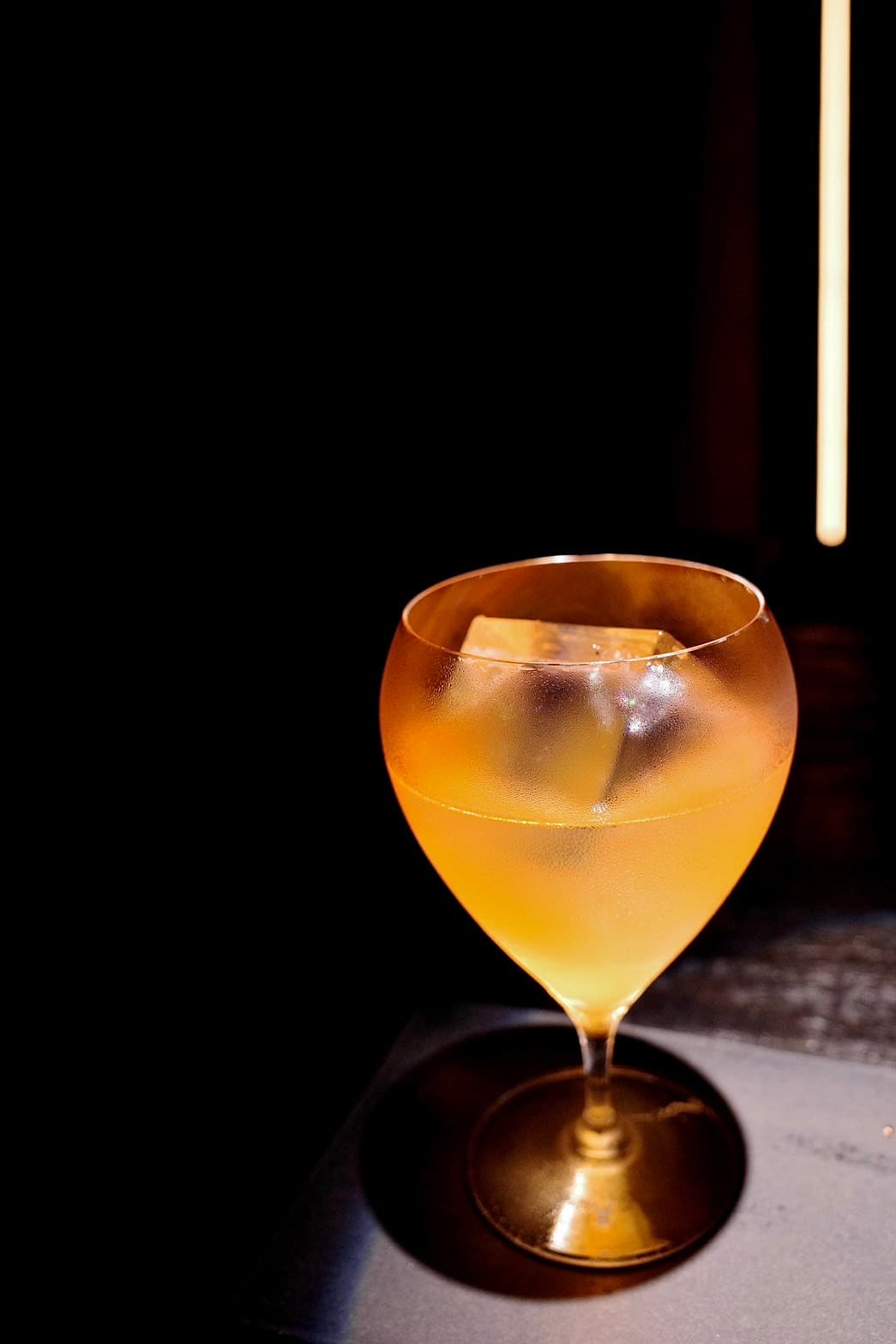 這裡保密論碼，這杯「花苞」只談酒；以蘭姆酒為基底，搭配肉桂與蜂蜜的溫暖香氣，酒體柔順，甜美中帶入細碎、成穩的苦韻。
