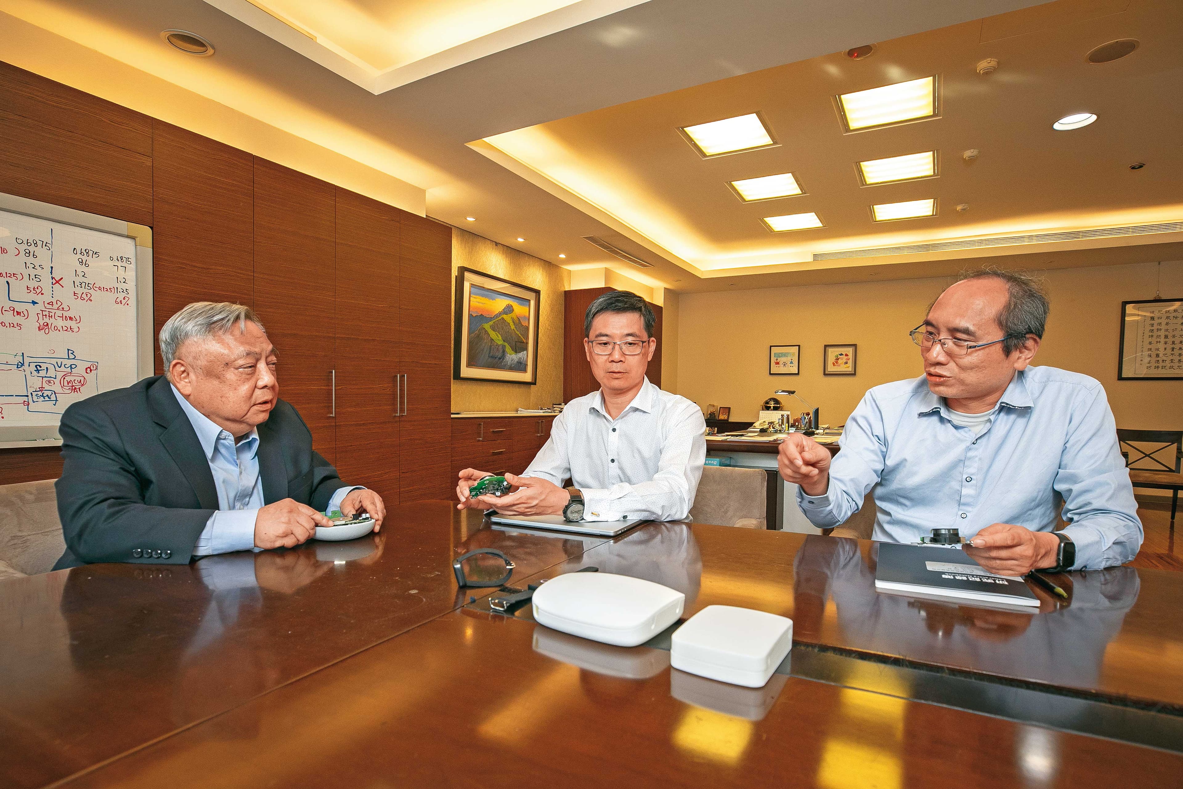 張再發（左）今年75歲，仍堅持「996」（朝9晚9，週六也上班），固定與技術長陳怡凱（中）、軟體處長何政達（右）開會把關產品。