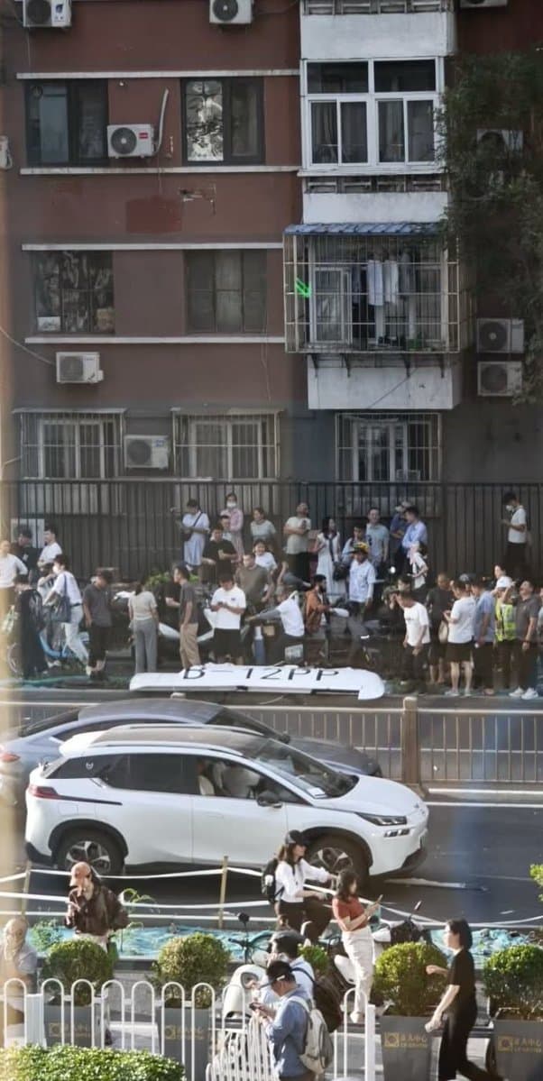 北京最高108層樓高的「中國尊」中信大廈，昨天被一架小型飛機撞上，地面還可見飛機的殘骸。（翻攝自X平台）