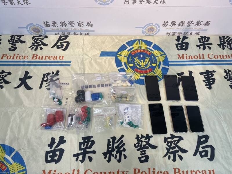 苗栗警方在桃機查獲3名男女以人體運毒方式企圖闖關。（翻攝畫面）