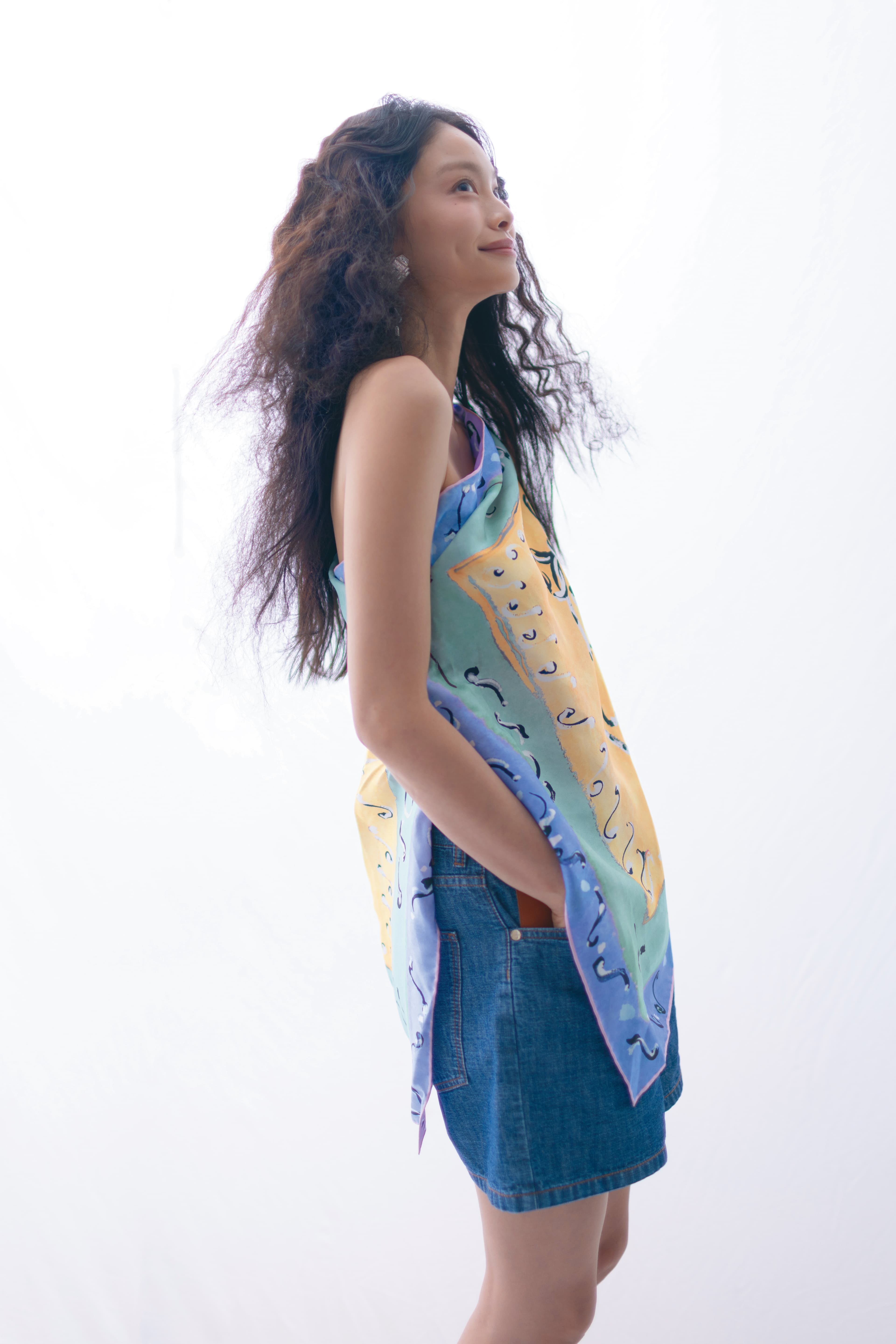 Dioriviera印花絲巾綁帶上衣 NT$53,000 by DIOR／牛仔短褲 價格店洽 by FENDI／吊墜耳飾 NT$42,900 by FERRAGAMO。