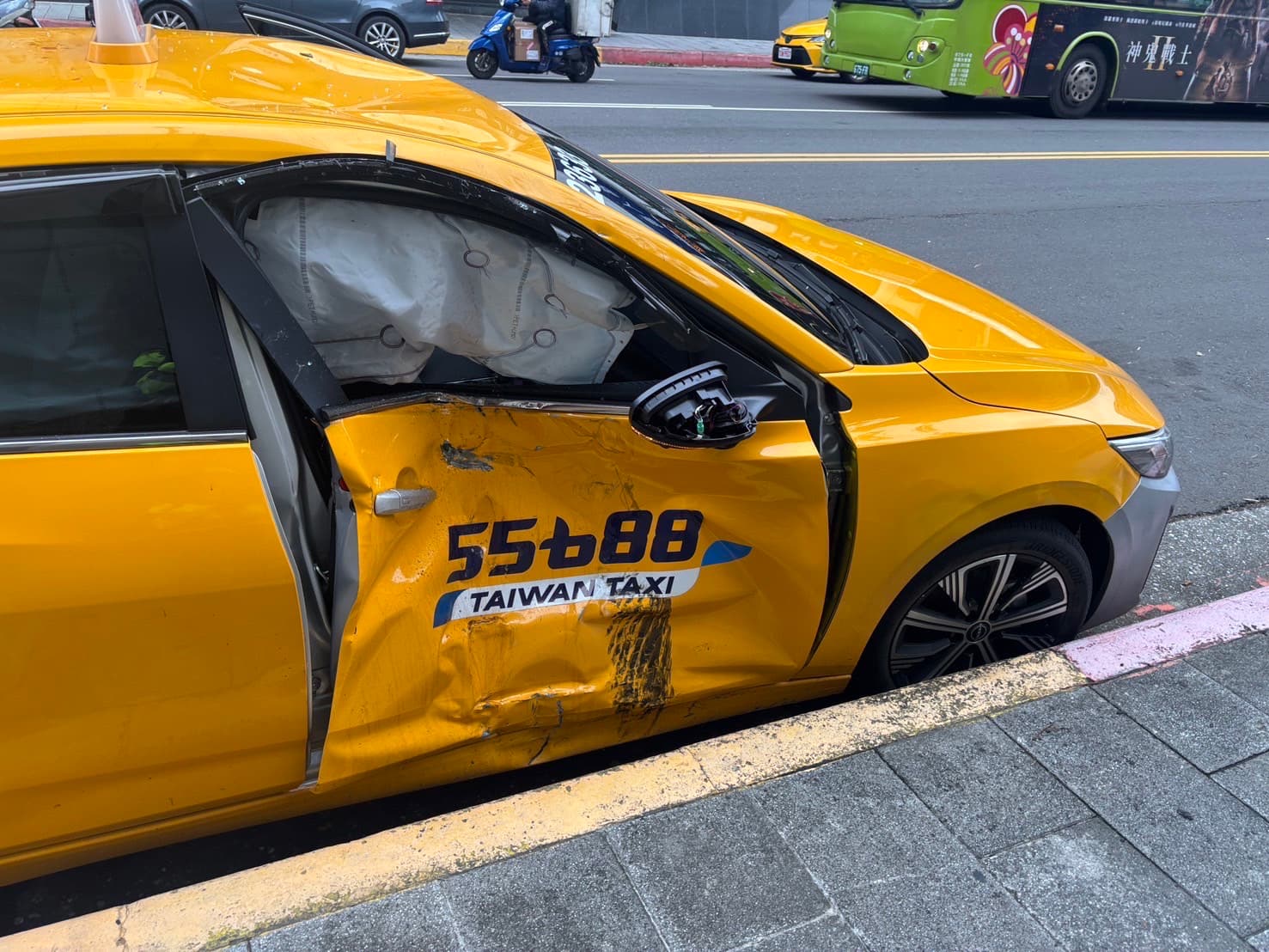 計程車駕駛未依號誌違規左轉肇事，車體也嚴重毀損。翻攝畫面