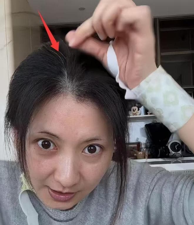 《後宮甄嬛傳》飾演「沈貴人」沈眉莊的女星斕曦，日前直播素顏出鏡，容貌變化引起熱議。（翻攝自微博）