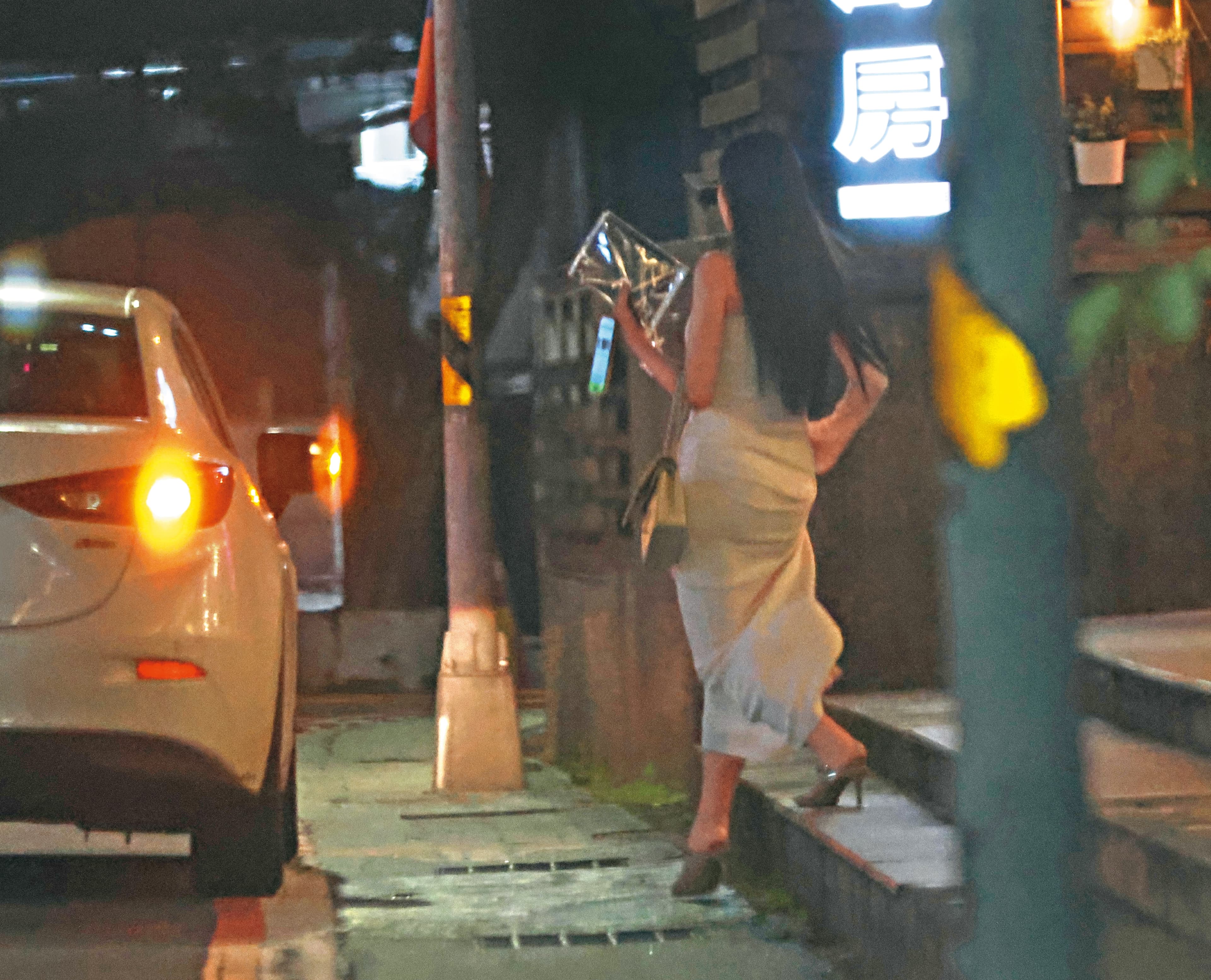 近兩個小時後，李雅楹搭車抵達長安東路的日本料理餐廳。