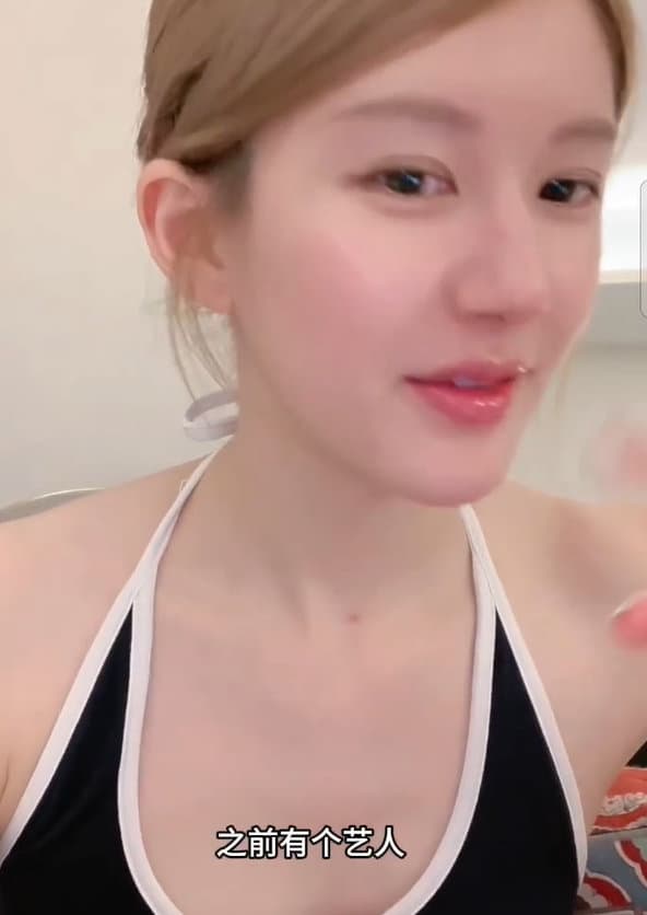 趙露思開直播背誦考駕照規則，提到在高速路上倒車扣12分時偷酸虞書欣團隊曾違規。（微博圖片）