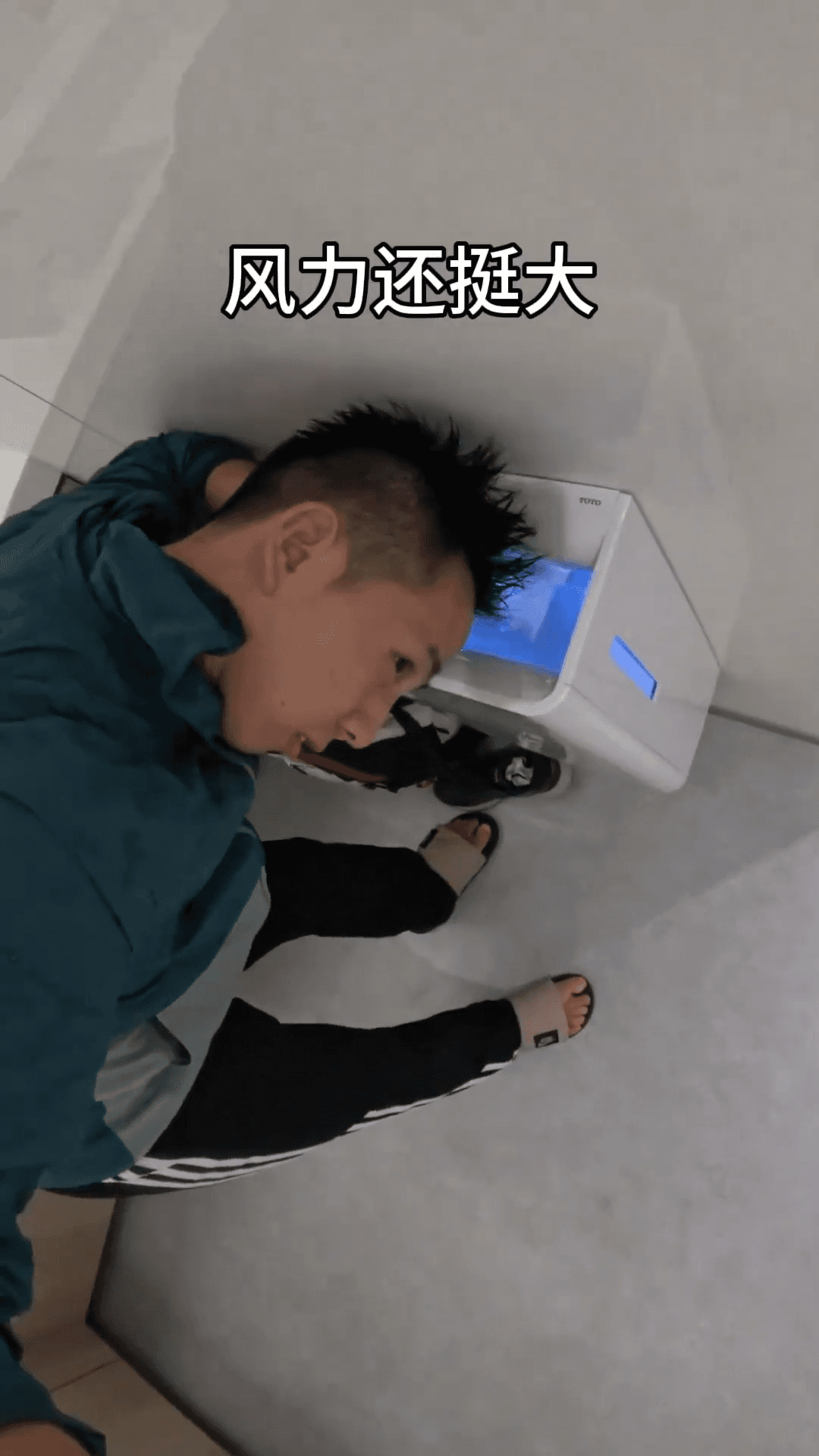 他在洗手台上刷牙、洗臉、洗頭，還把烘手機器拿來充當「吹風機」。（翻攝自一棵樹YT頻道）